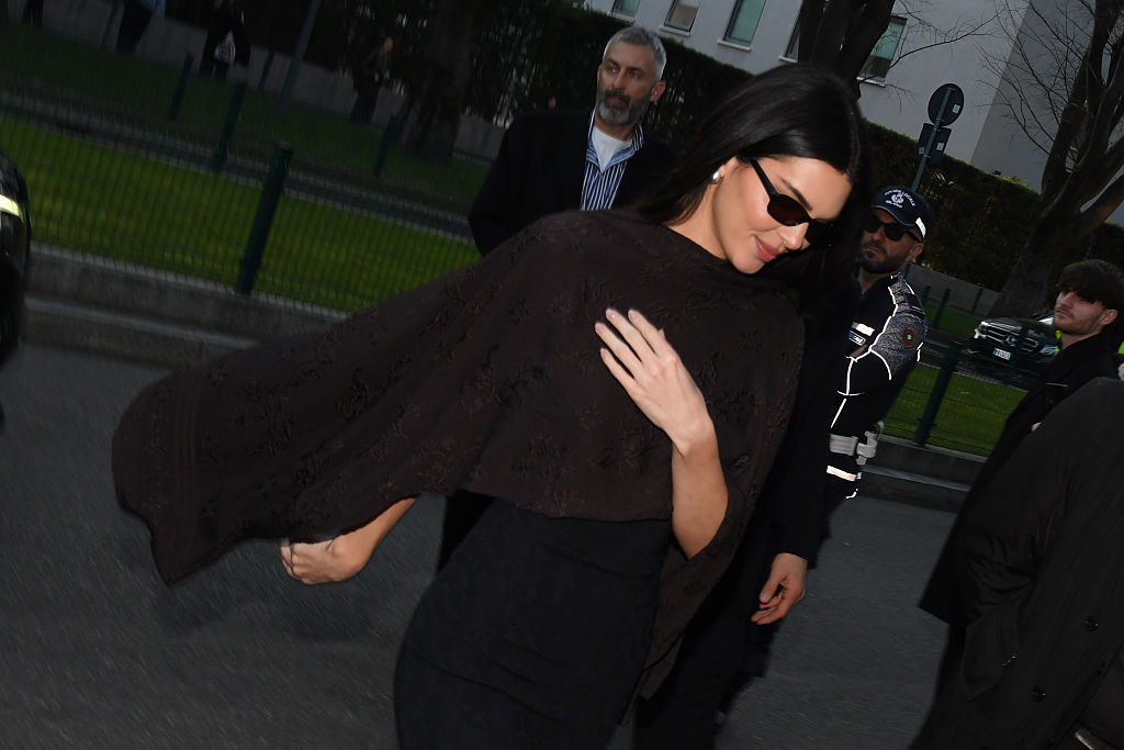 Kendall Jenner, Gucci e os novos códigos de desejo do vestido midi 90´s