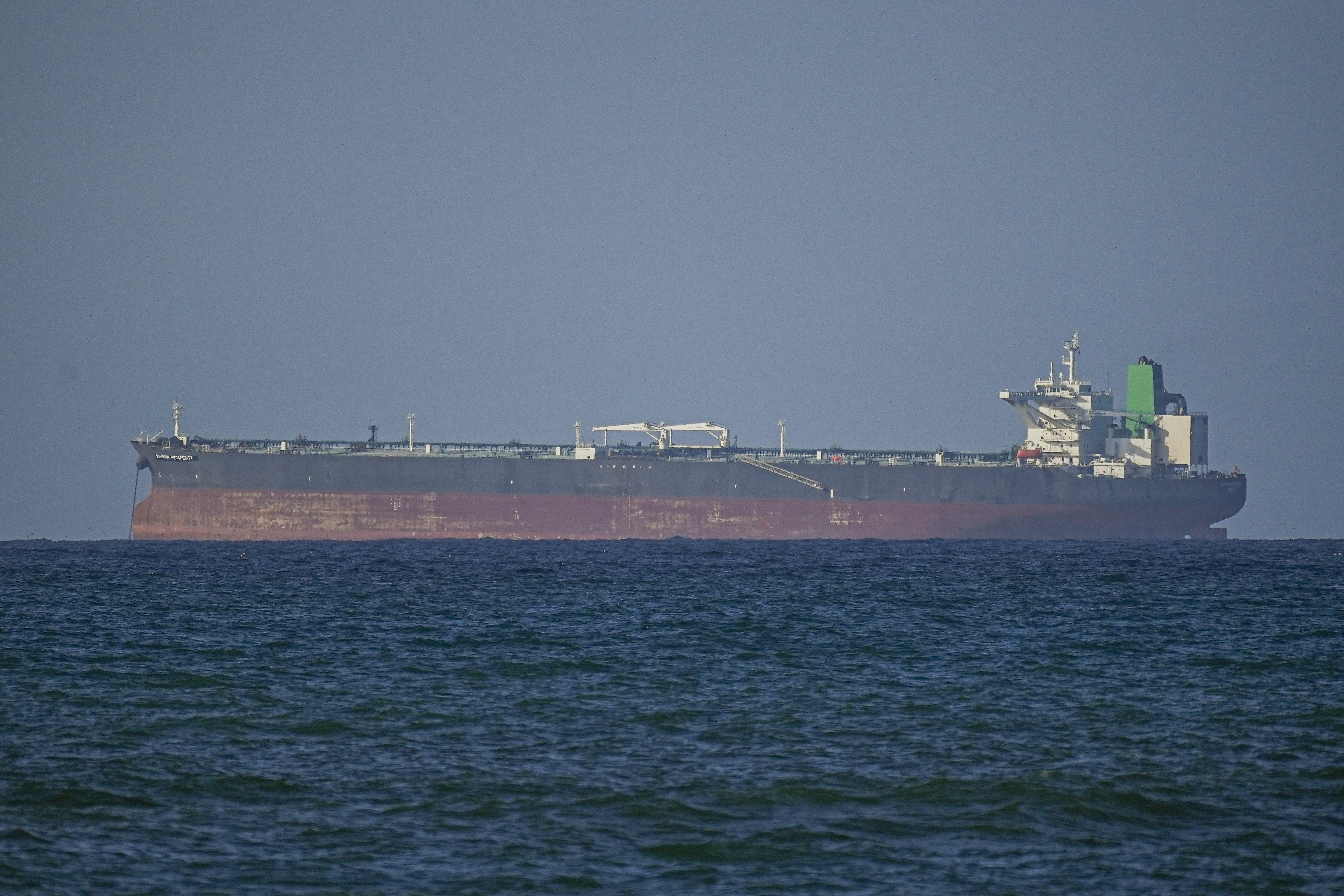EUA dizem ter escoltado navios por Ormuz, mas Irã sustenta que bloqueou Marinha americana