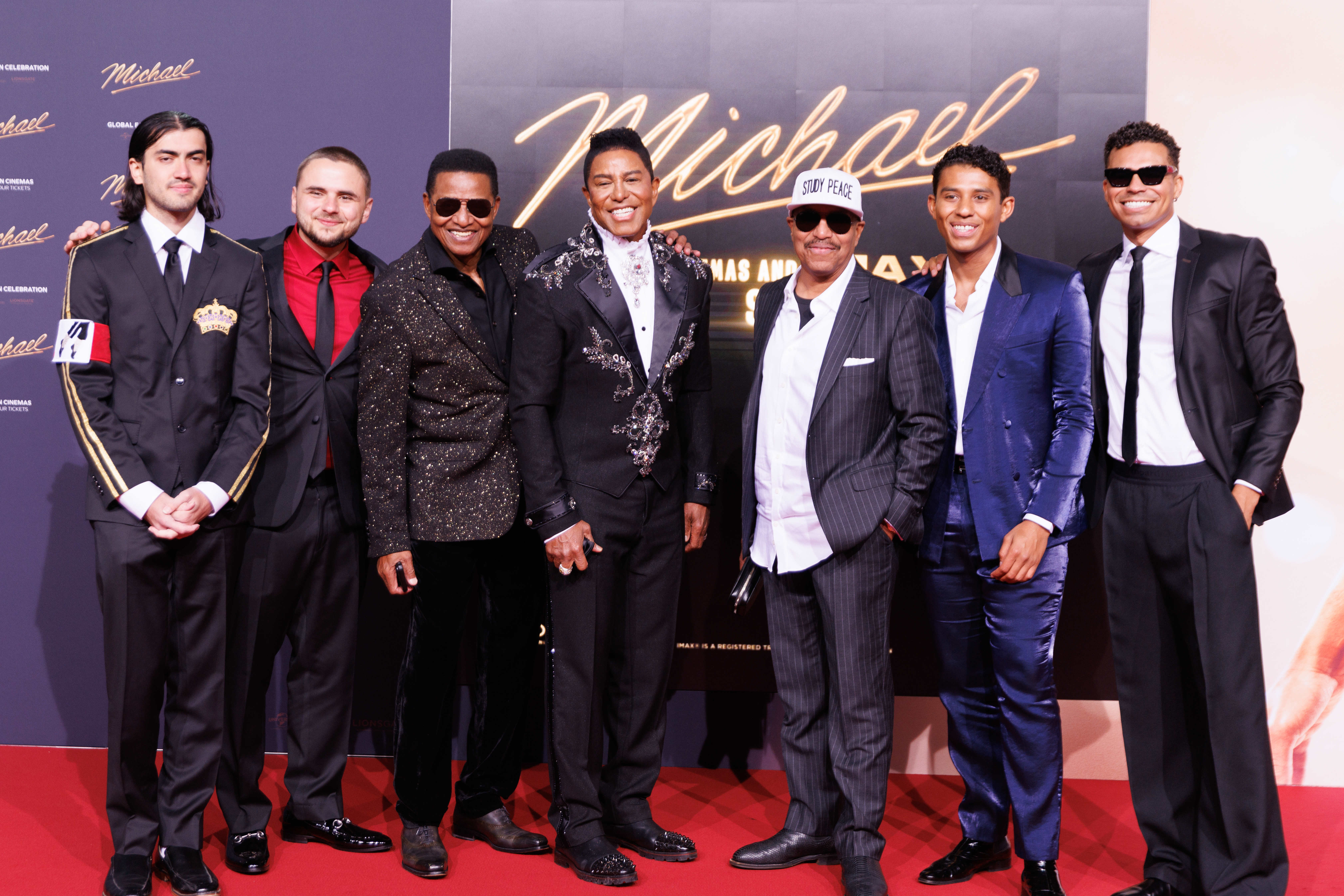 Família de Michael Jackson aparece reunida em lançamento de cinebiografia do astro
