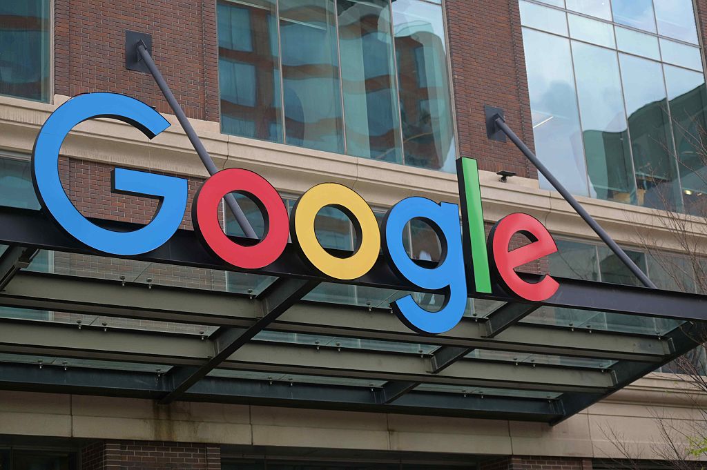 Foto de logo da Google em prédio.