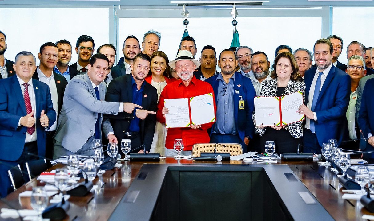 Lula anuncia pacote de R$ 21 bilhões para ampliar crédito à compra de caminhões