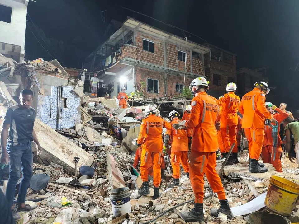 Desabamento de prédio deixa três mortos em Salvador; veja vídeo