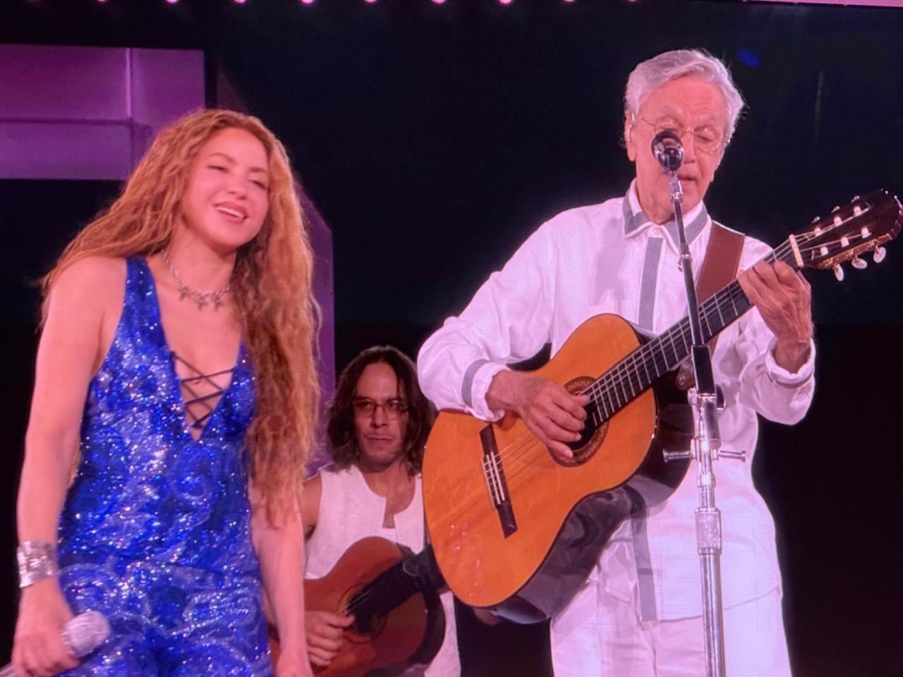 Caetano Veloso tem voz ‘apagada’ em tímida apresentação com Shakira