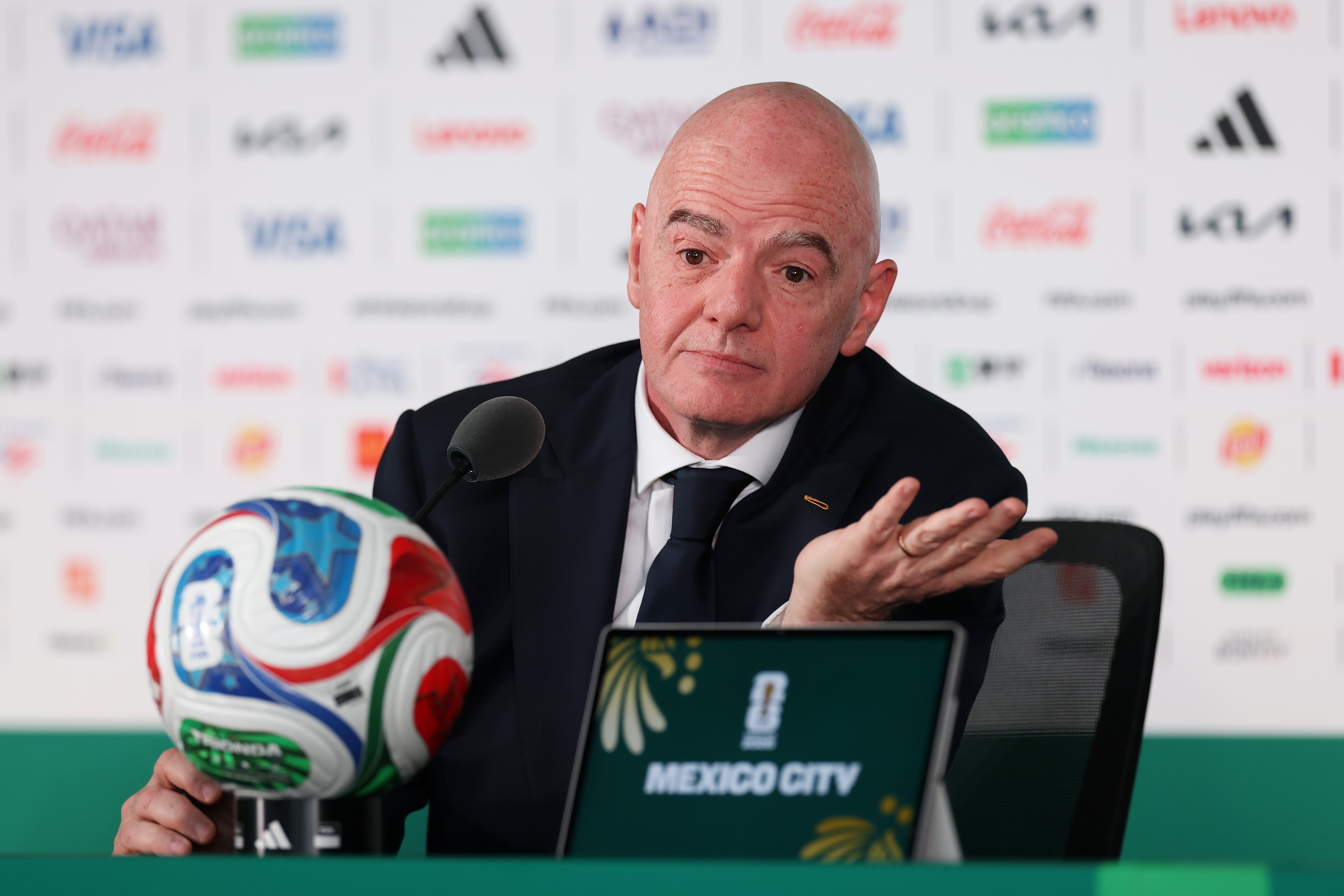 Fifa tenta superar crise com pedidos de desculpas, mas reafirma apoio a Infantino