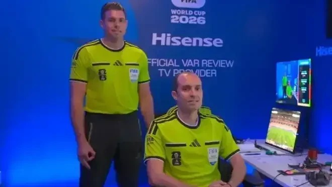 Evans fez gesto durante a transmissão oficial do jogo entre Alemanha e Curaçao.
