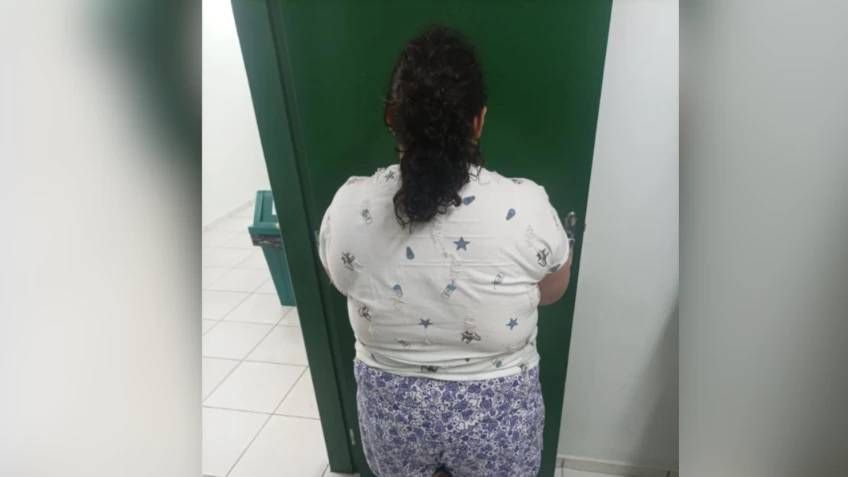 Mulher é presa após se passar por adolescente de 12 anos e ser adotada por família