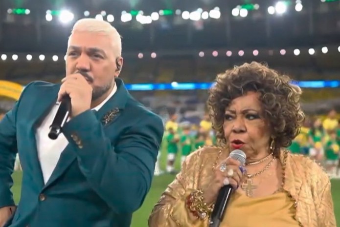 O susto de Alcione antes de desafinar o Hino Nacional no Maracanã