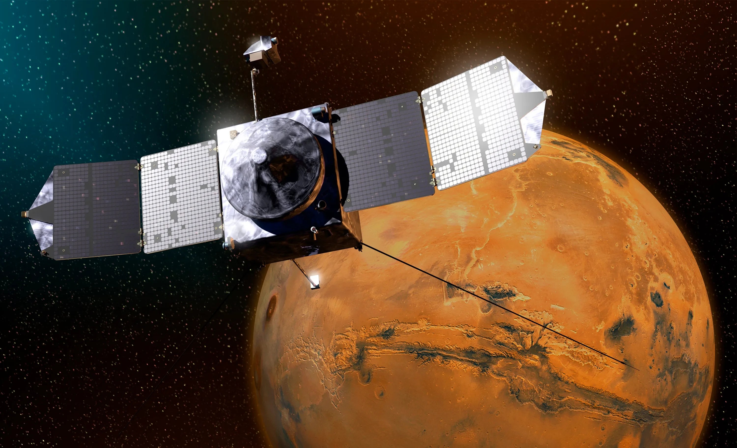 Sonda espacial com painéis solares estendidos orbitando o planeta Marte, que aparece em tons de laranja e marrom com crateras visíveis, em um fundo de espaço escuro com estrelas