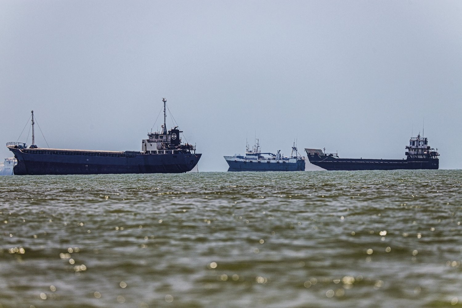SOB AMEA&Ccedil;A -&ensp;Petroleiros parados: inseguran&ccedil;a reduz o fluxo de navios em Ormuz