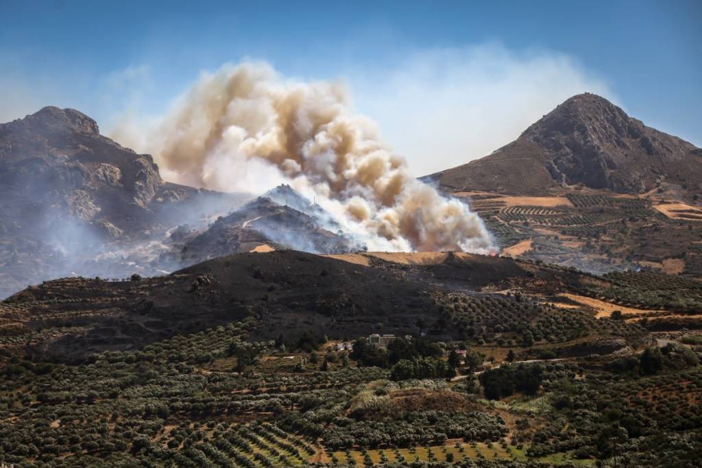 Bombeiros morrem tentando conter megaincêndio florestal na Grécia