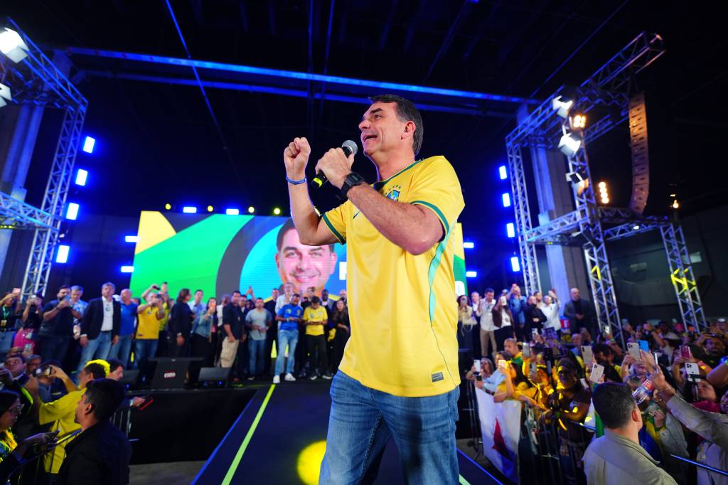 Flávio Bolsonaro diz que irá aos EUA para defender Pix diante de Trump