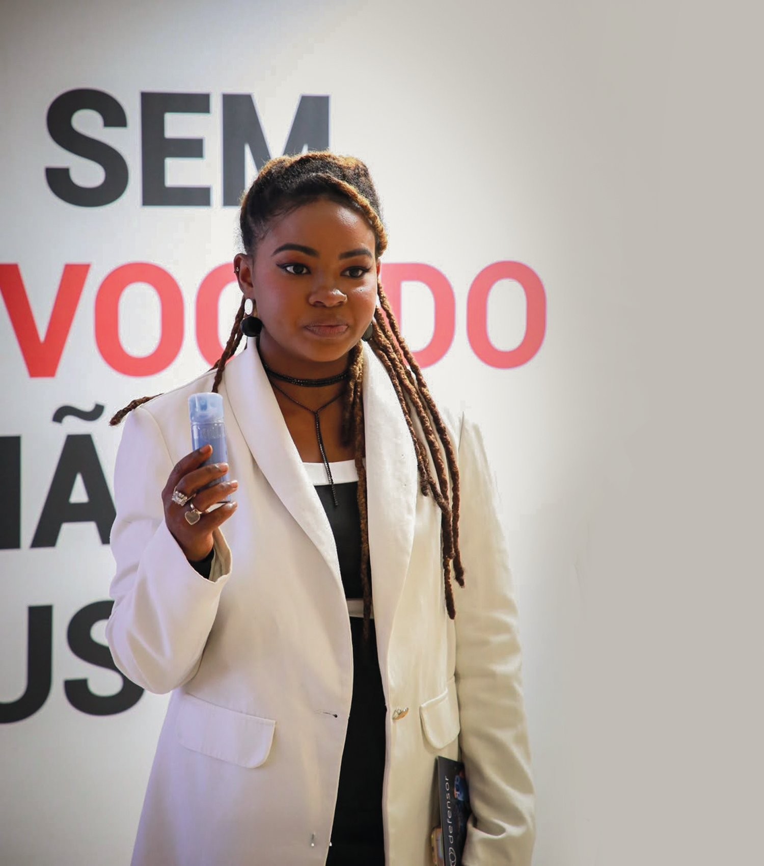 SEM BAIXAR A GUARDA - Presidente da OAB Mulher no Rio, Fl&aacute;via Ribeiro, 40 anos, carrega o produto na bolsa, mas nunca se viu em situa&ccedil;&atilde;o de acion&aacute;-lo. &ldquo;Me sinto mais segura sabendo que tenho esse recurso &agrave; m&atilde;o&rdquo;, diz.