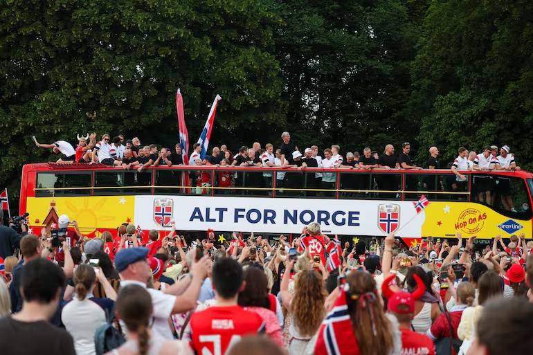 Noruega é recebida por multidão após campanha histórica na Copa do Mundo