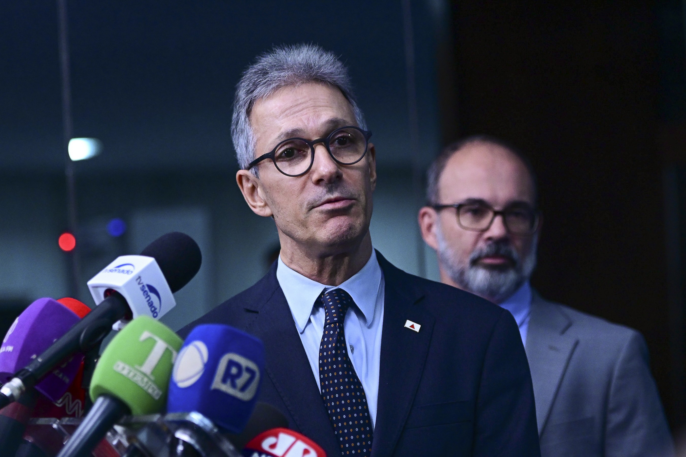 A reação do TRE-MG após Zema levar celular para a cabine de votação
