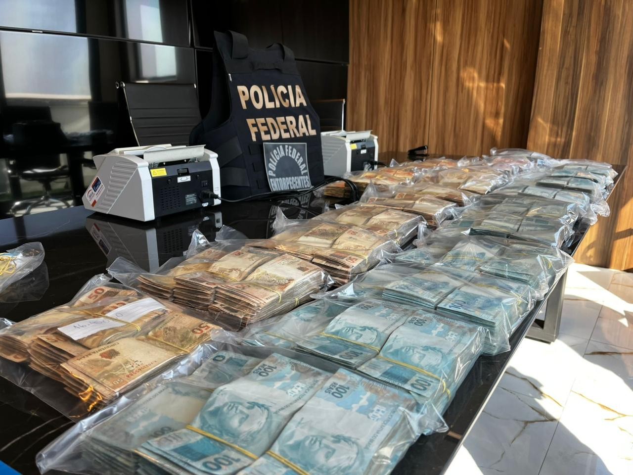 Escrivão da PF é suspeito de vazar operação contra esquema bilionário de lavagem