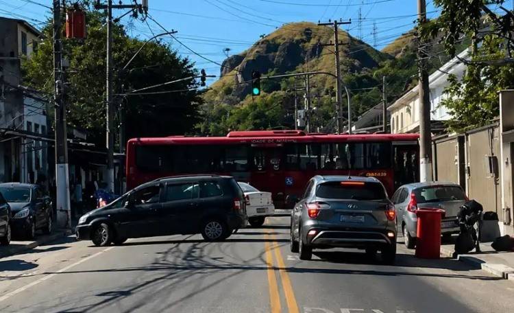 Criminosos fazem barricada com ônibus e caminhão em Niterói para retaliar PM por prisões