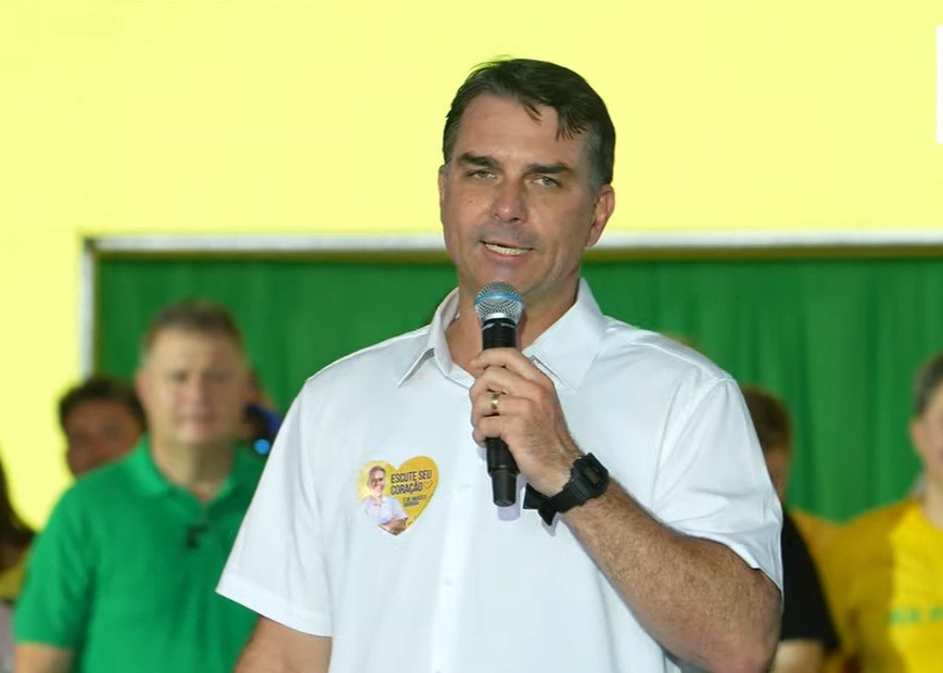 Uma baixa para Flávio Bolsonaro a dois meses do primeiro turno da eleição