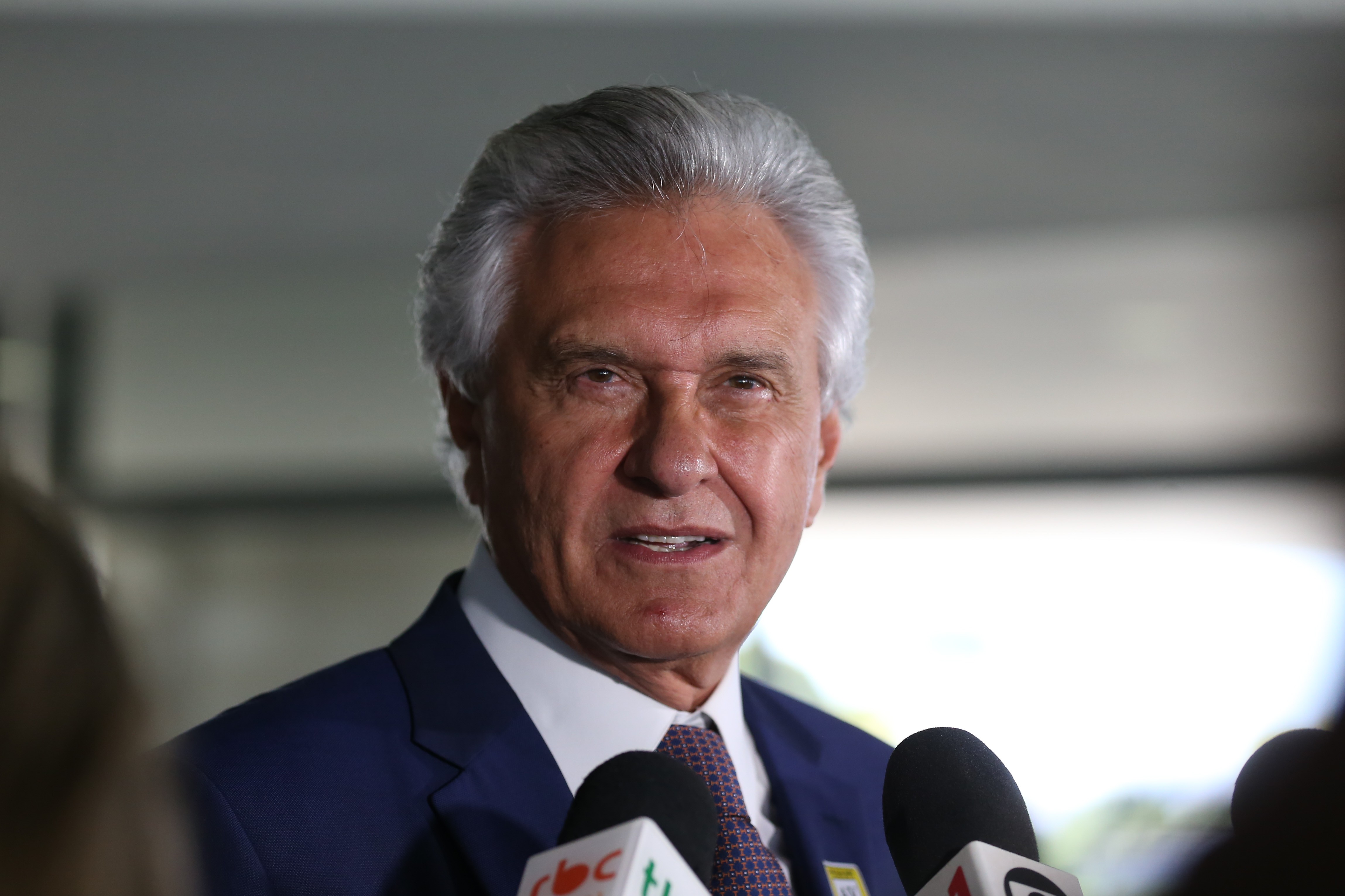 Caiado diz que ‘filhos de Bolsonaro’ ajudaram Lula a voltar ao poder e que seguem auxiliando com ‘picuinhas’