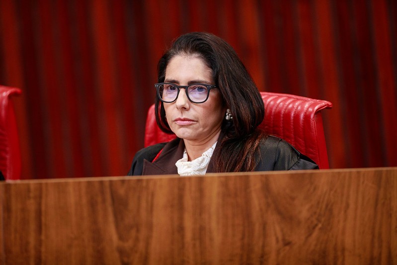 Ministra do TSE rejeita excluir fala em que Lula ligou Flávio à milícia