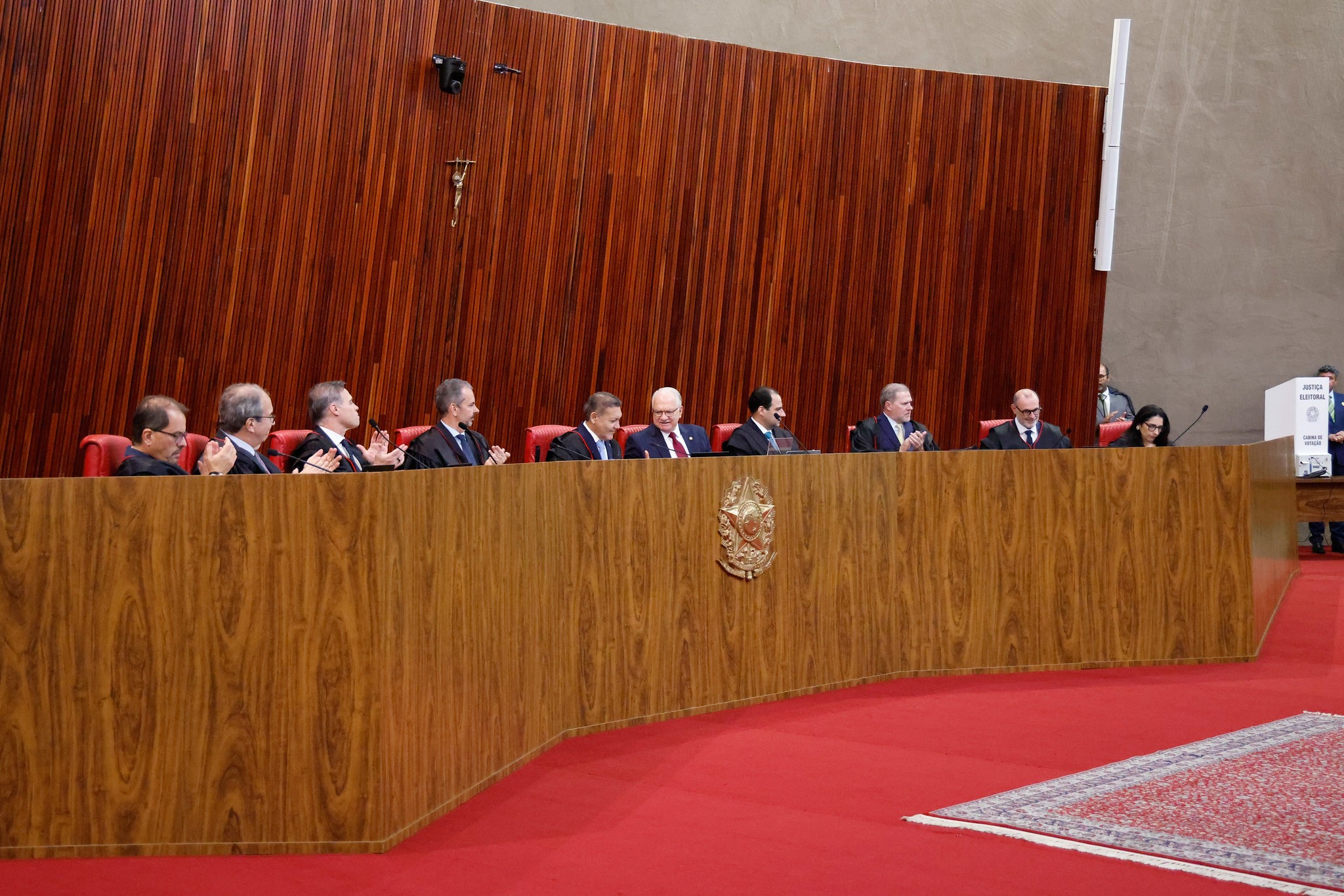 TSE determina que Meta não interfira em conteúdo eleitoral de Flávio e Lula