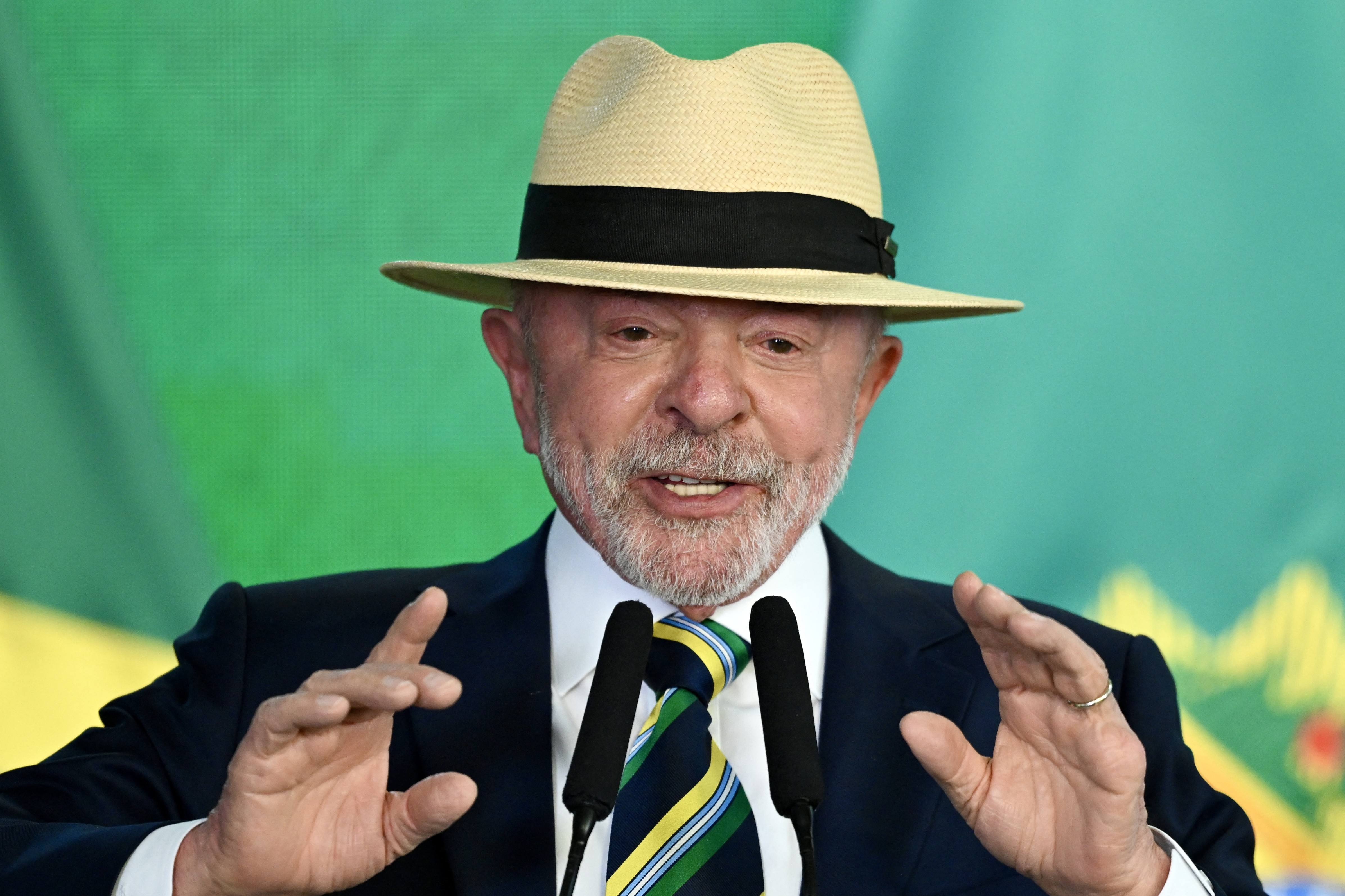 Lula analisa a derrota, Flávio Bolsonaro faz anúncios como quem governa