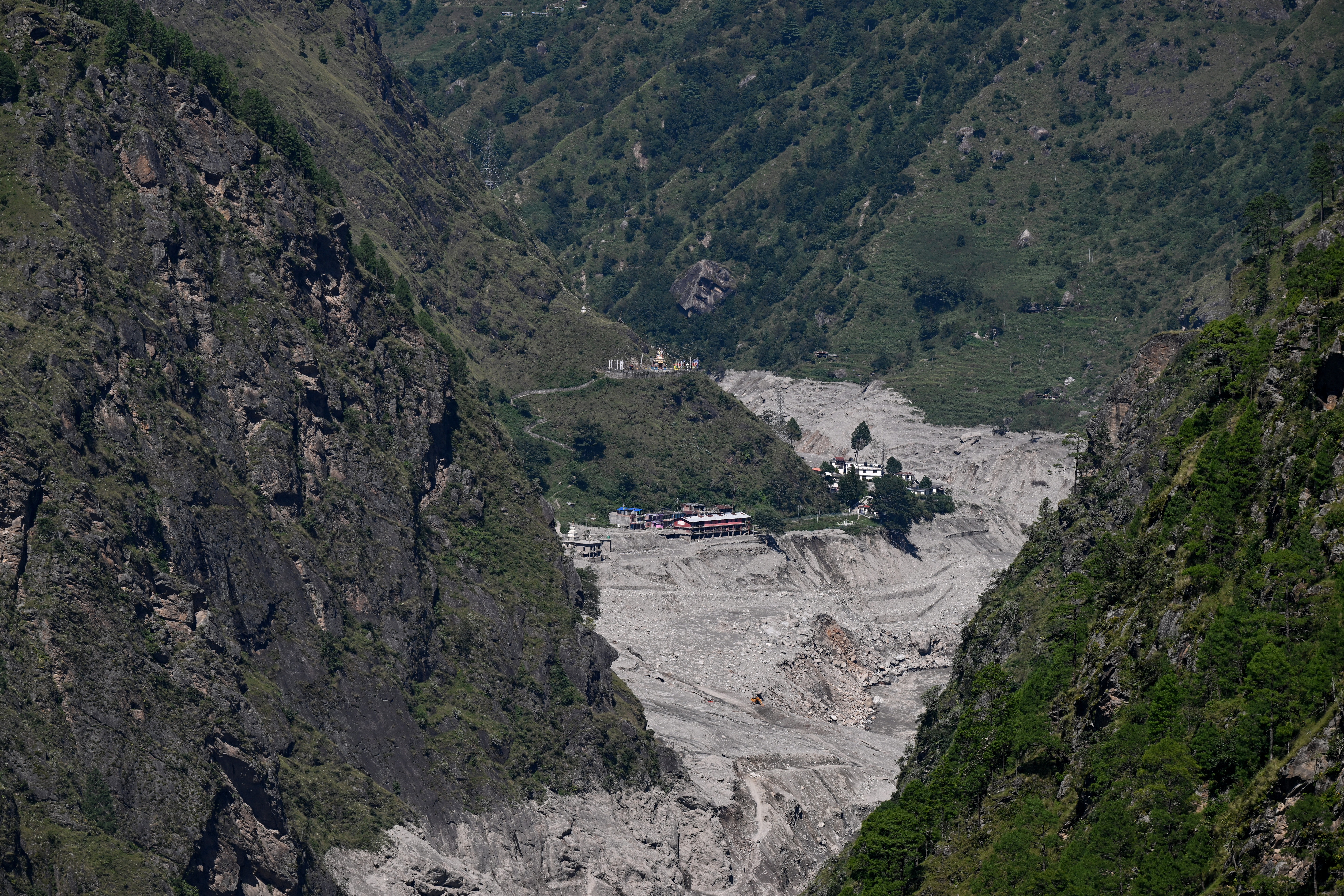 Vídeo: enorme deslizamento de terra engole vilarejo no Nepal