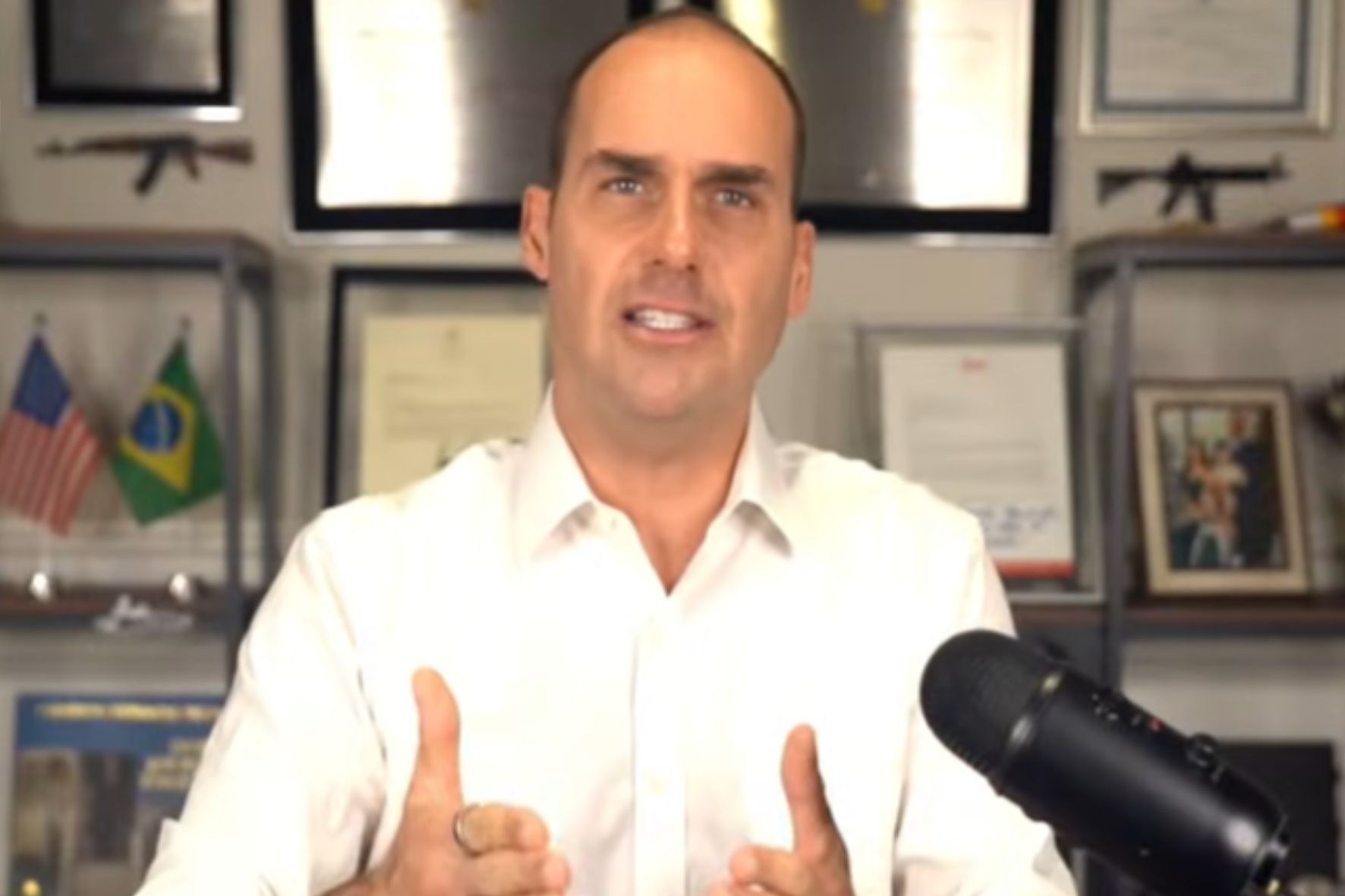 Eduardo ignora investigação contra Flávio e diz que vai tentar retomar Magnitsky contra Moraes