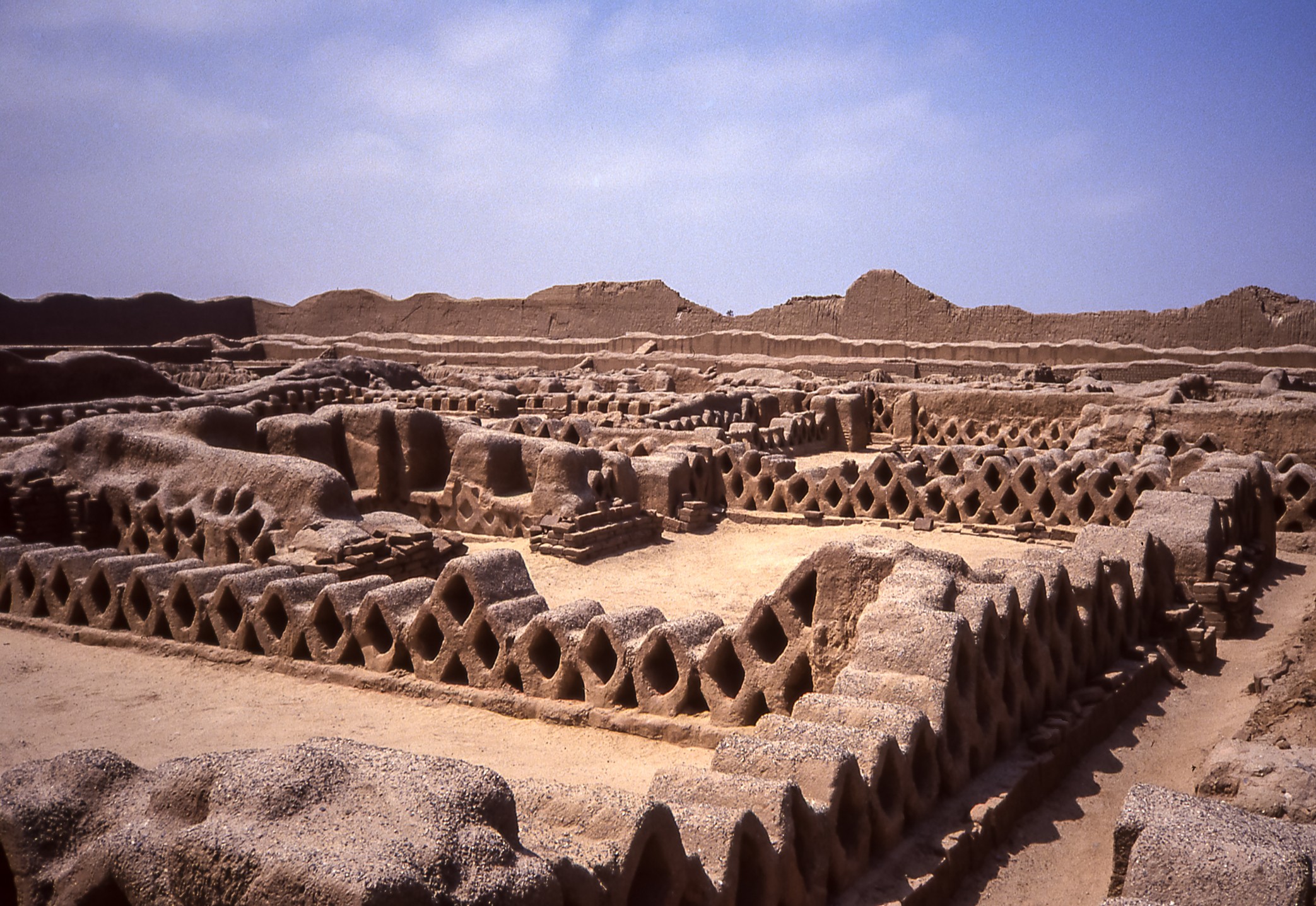 Descoberta urna funerária de 600 anos no Peru