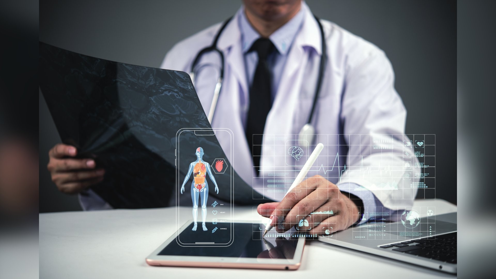 Médico de jaleco branco e estetoscópio, segurando uma radiografia e usando uma caneta digital em um tablet, com projeções holográficas de um corpo humano e gráficos médicos sobre a mesa