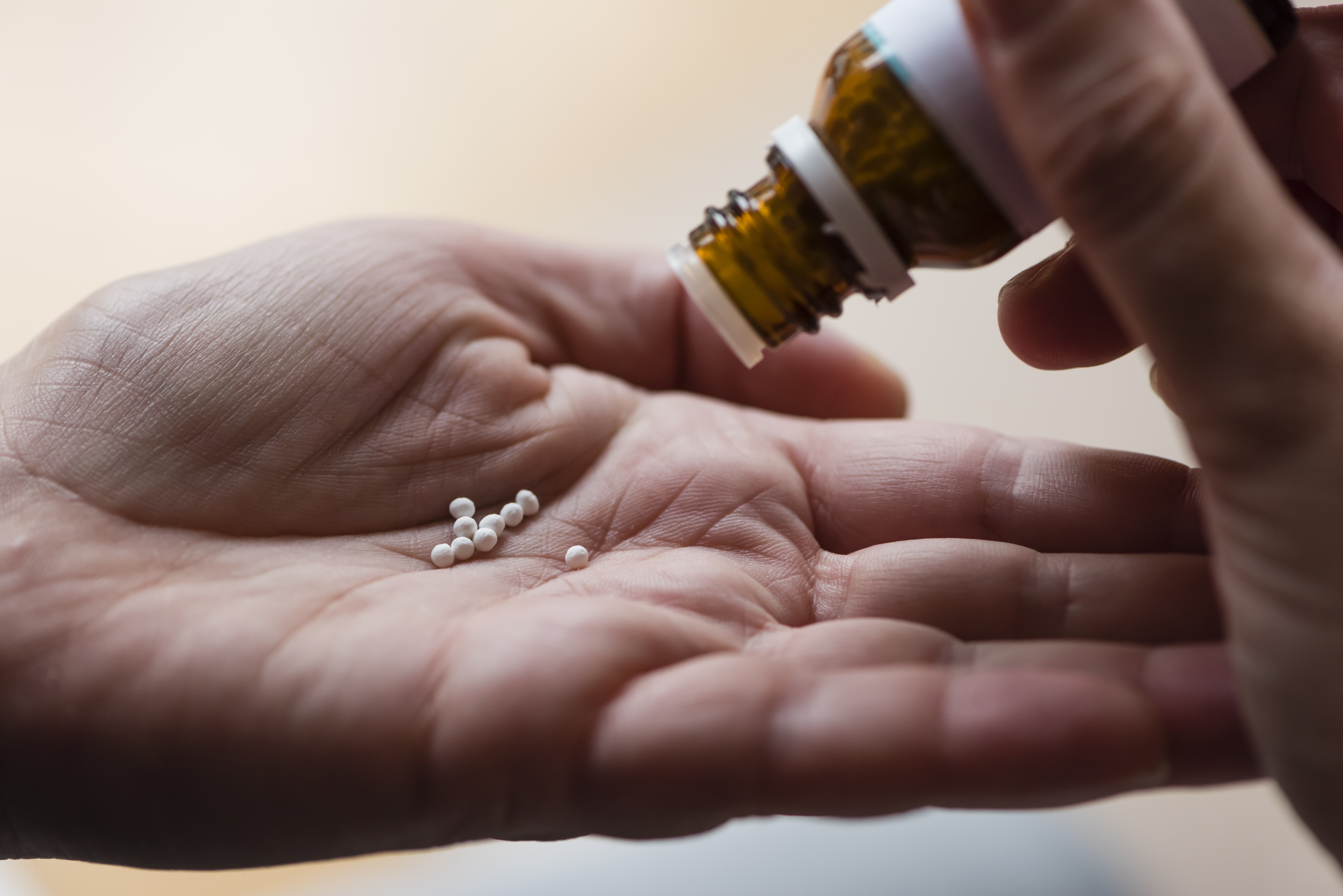 Vídeos incentivam misturar medicamentos com energéticos para obter disposição; Anvisa alerta para riscos