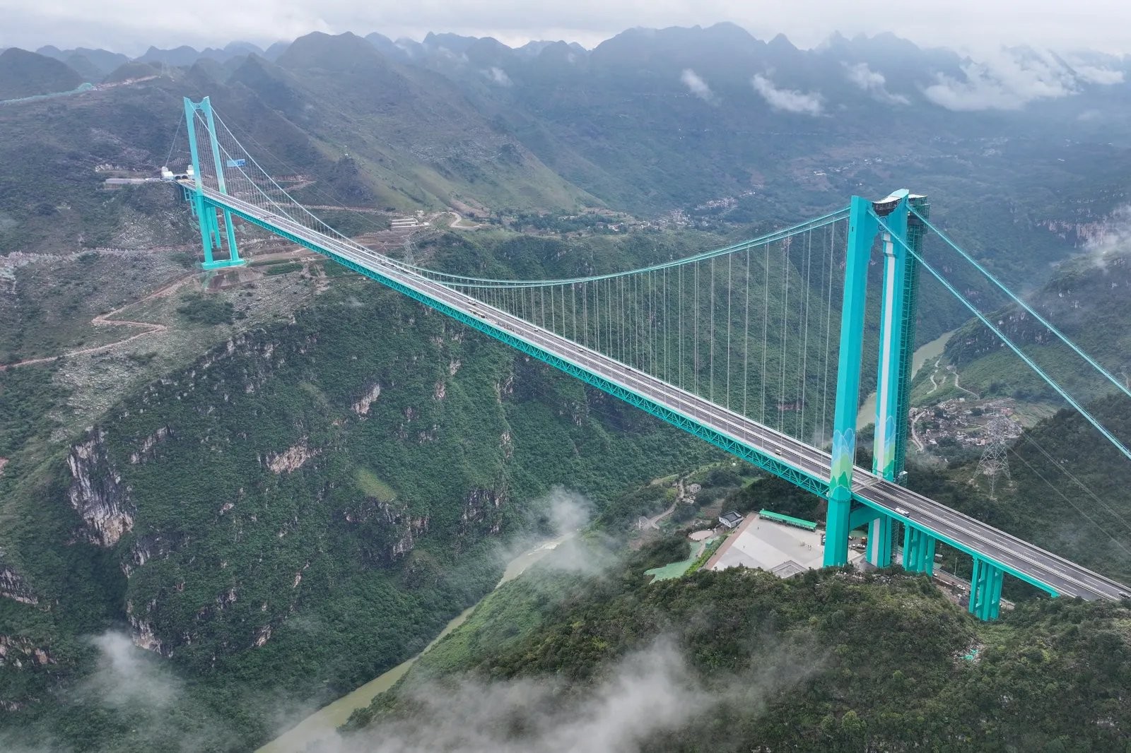 Mais alta do mundo, ponte na China iguala prédio de 175 andares e tem piso de vidro