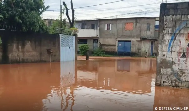 Chuva forte causa transferência de local de votação em Itapevi (SP)