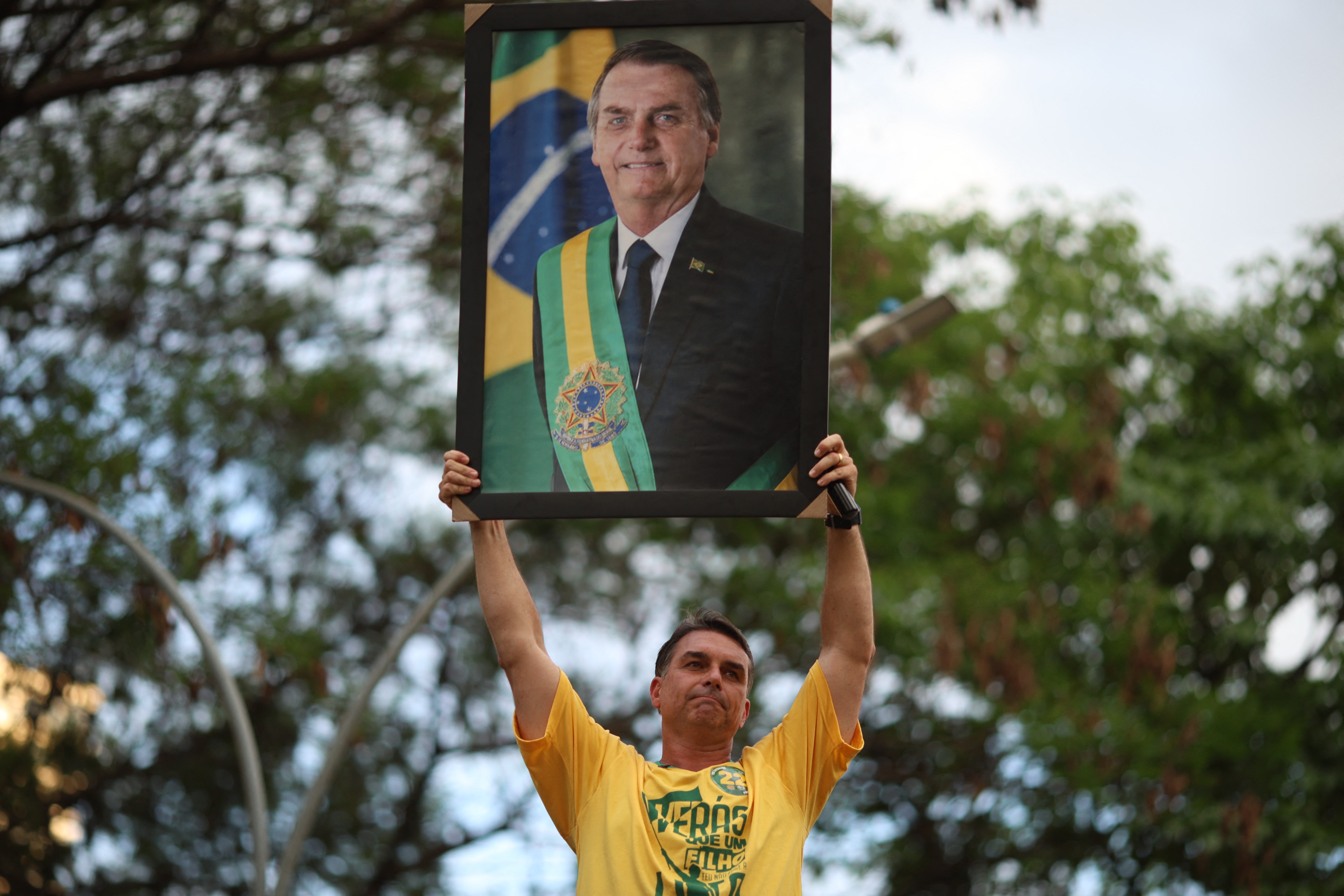 Alexandre de Moraes libera visitas de Flávio Bolsonaro ao pai