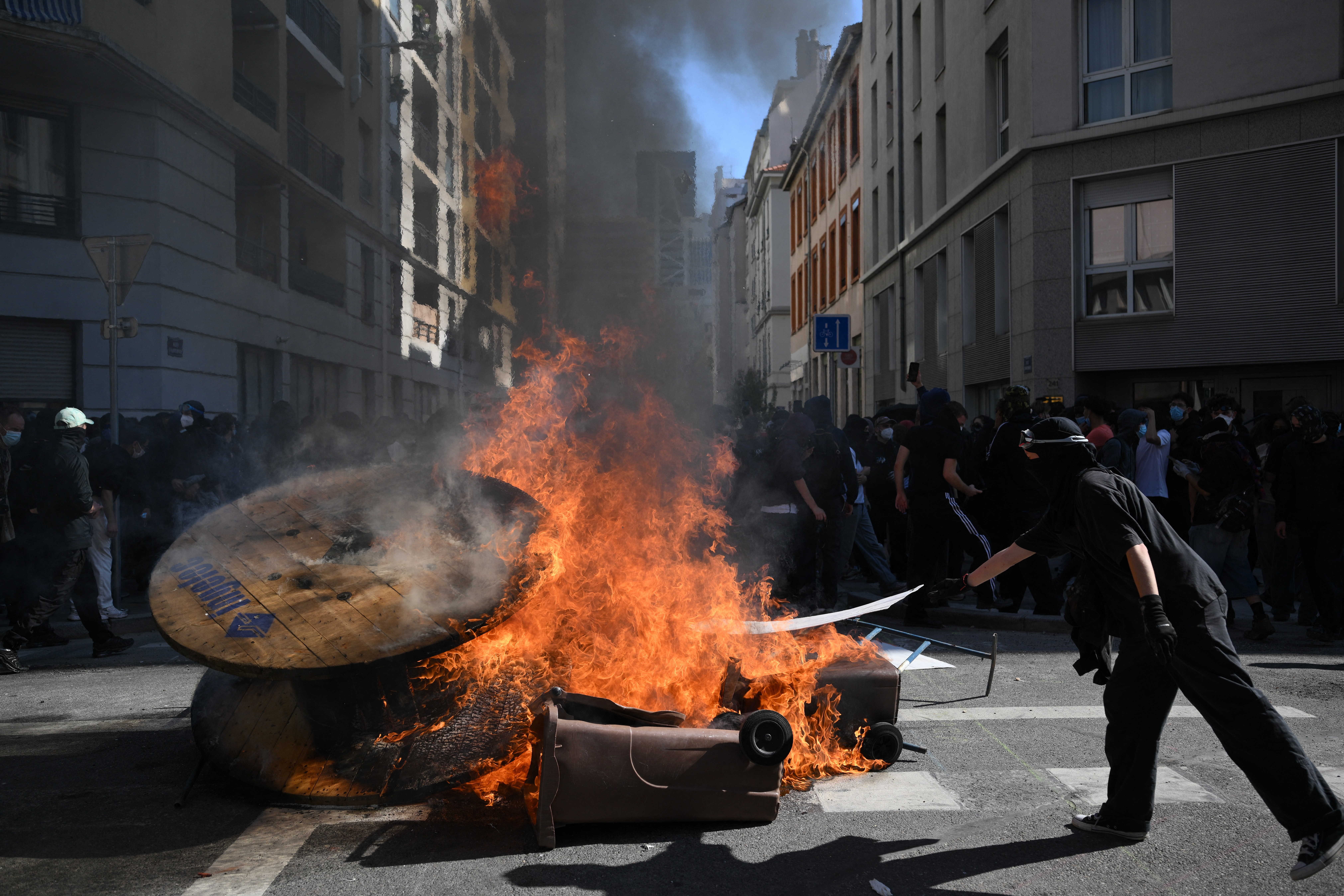 Protestos estudantis se espalham pela França e fecham até 1.800 escolas