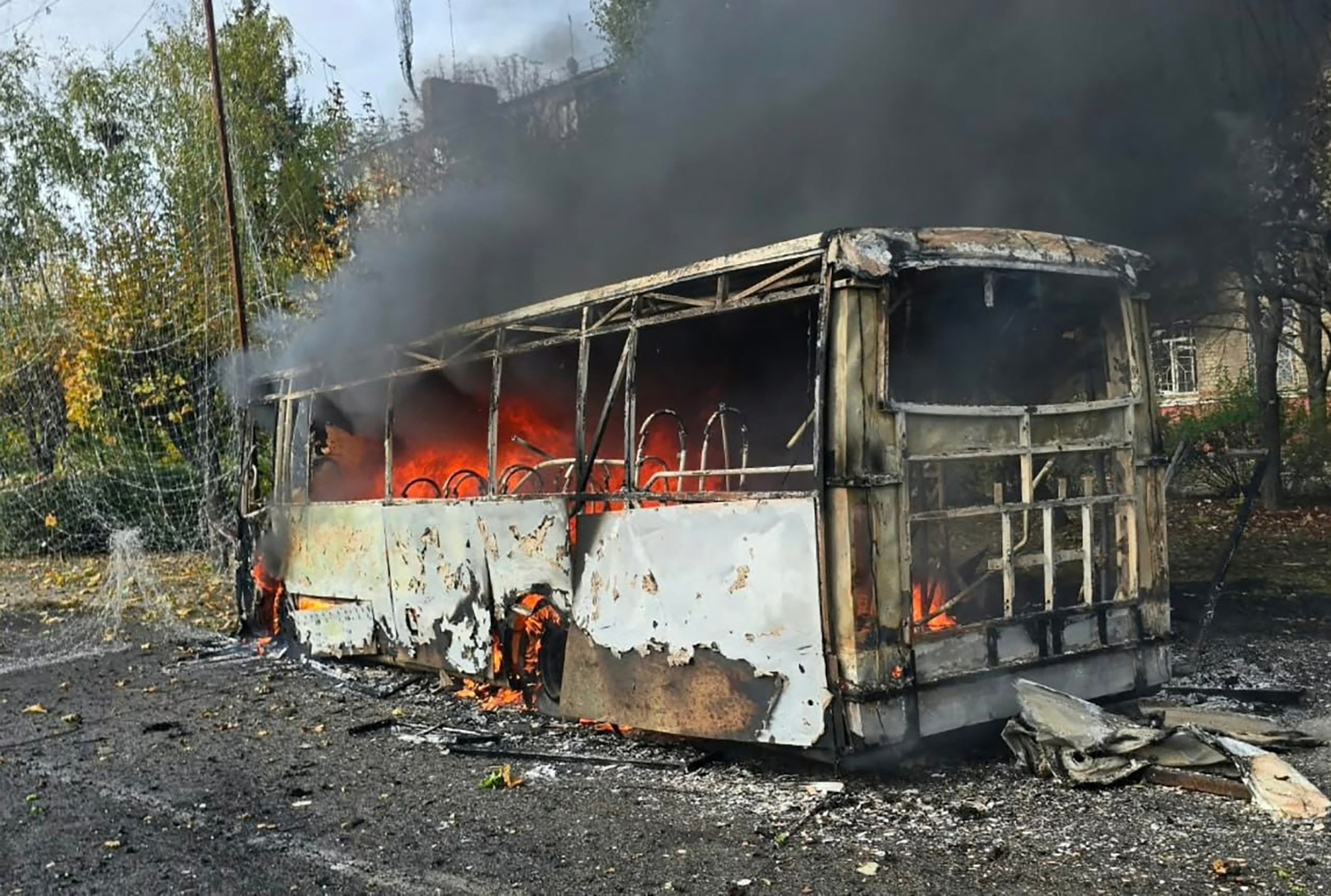 Ataque russo contra ônibus mata mais de 30 pessoas no leste da Ucrânia
