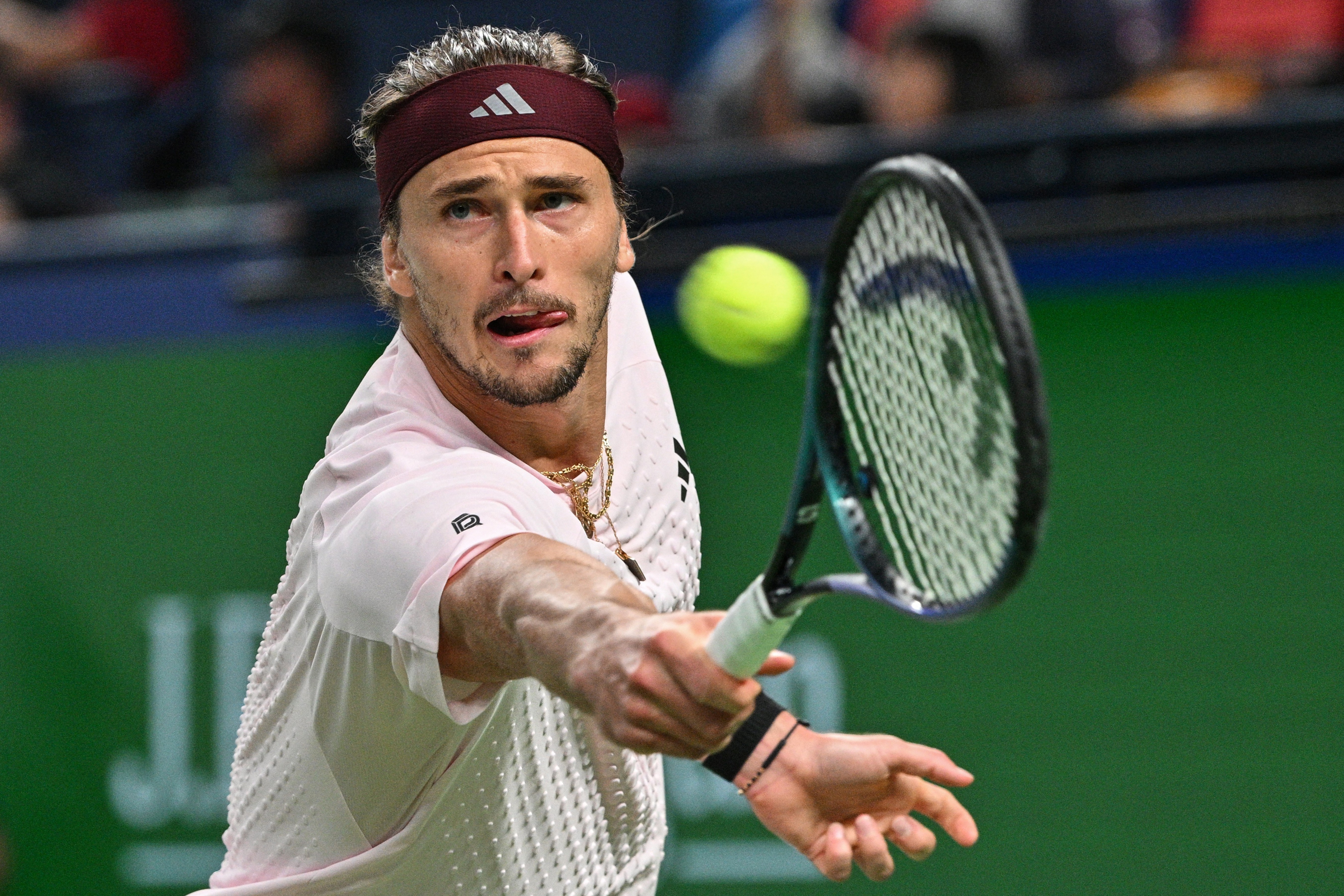 Zverev supera dor no tornozelo e avança às quartas do Masters 1000 de Xangai