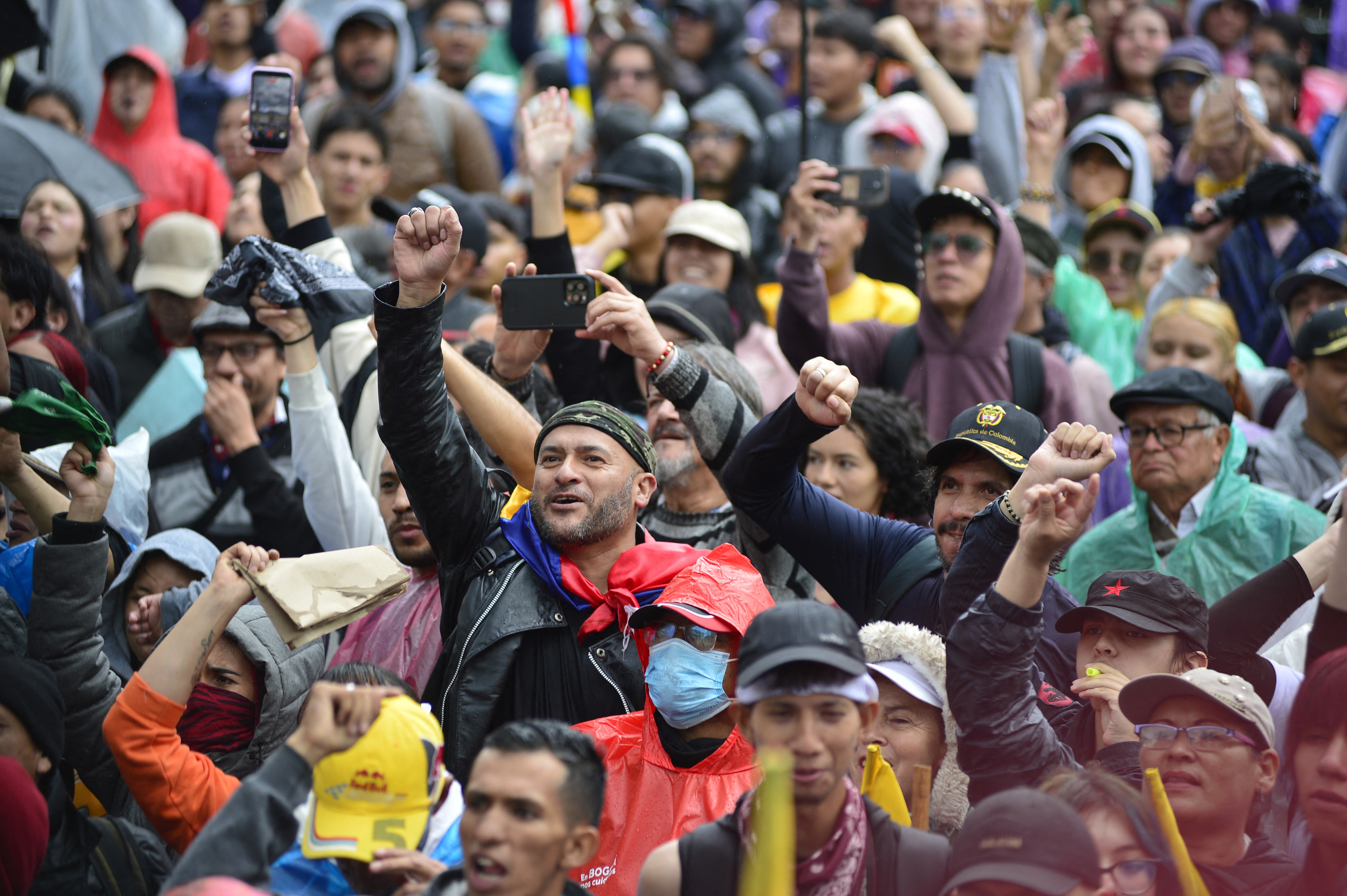 Milhares vão às ruas da Colômbia na primeira manifestação contra governo Espriella