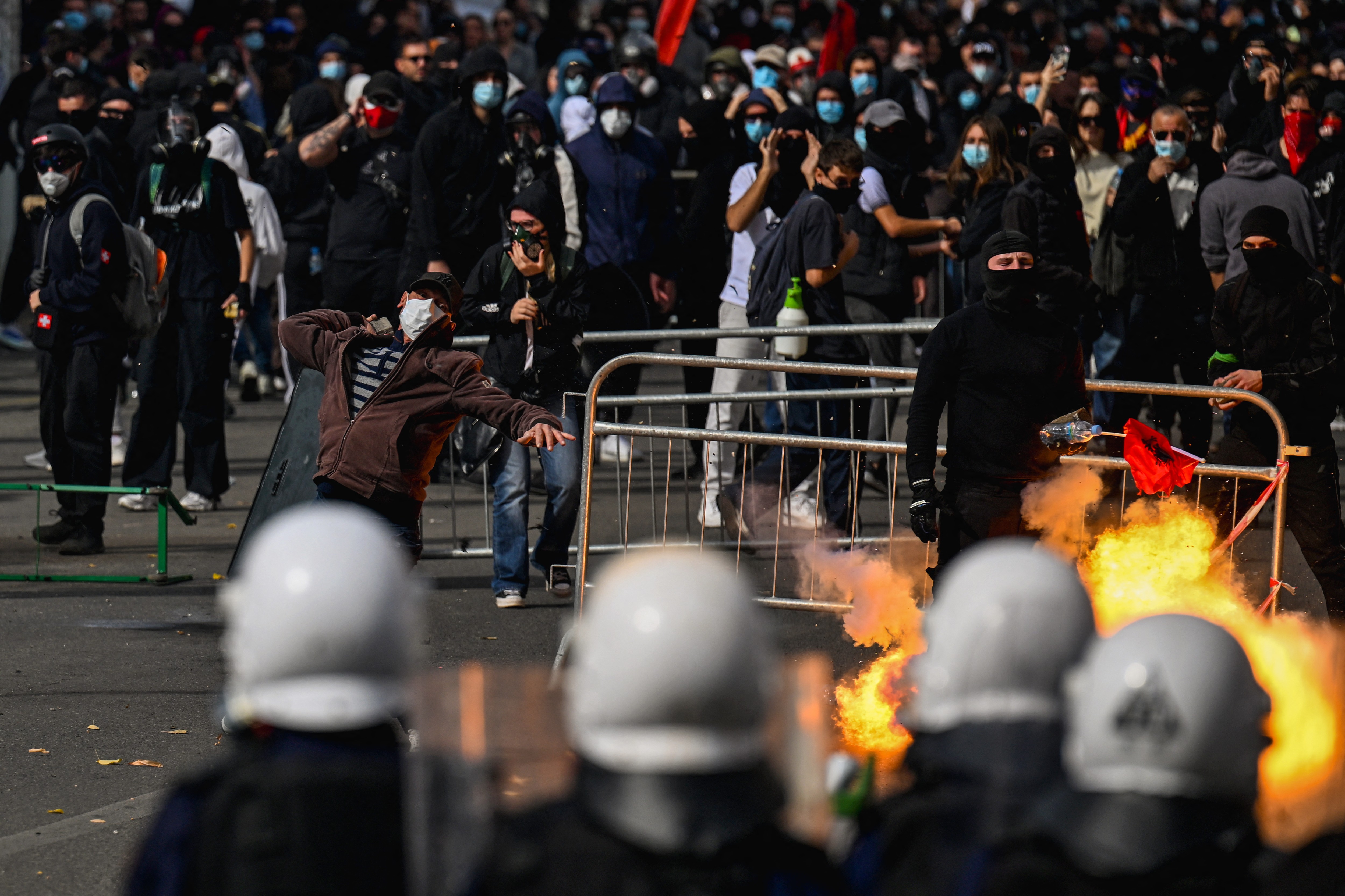 Manifestantes entram em confronto com polícia na Albânia em protestos contra projeto ligado a Trump