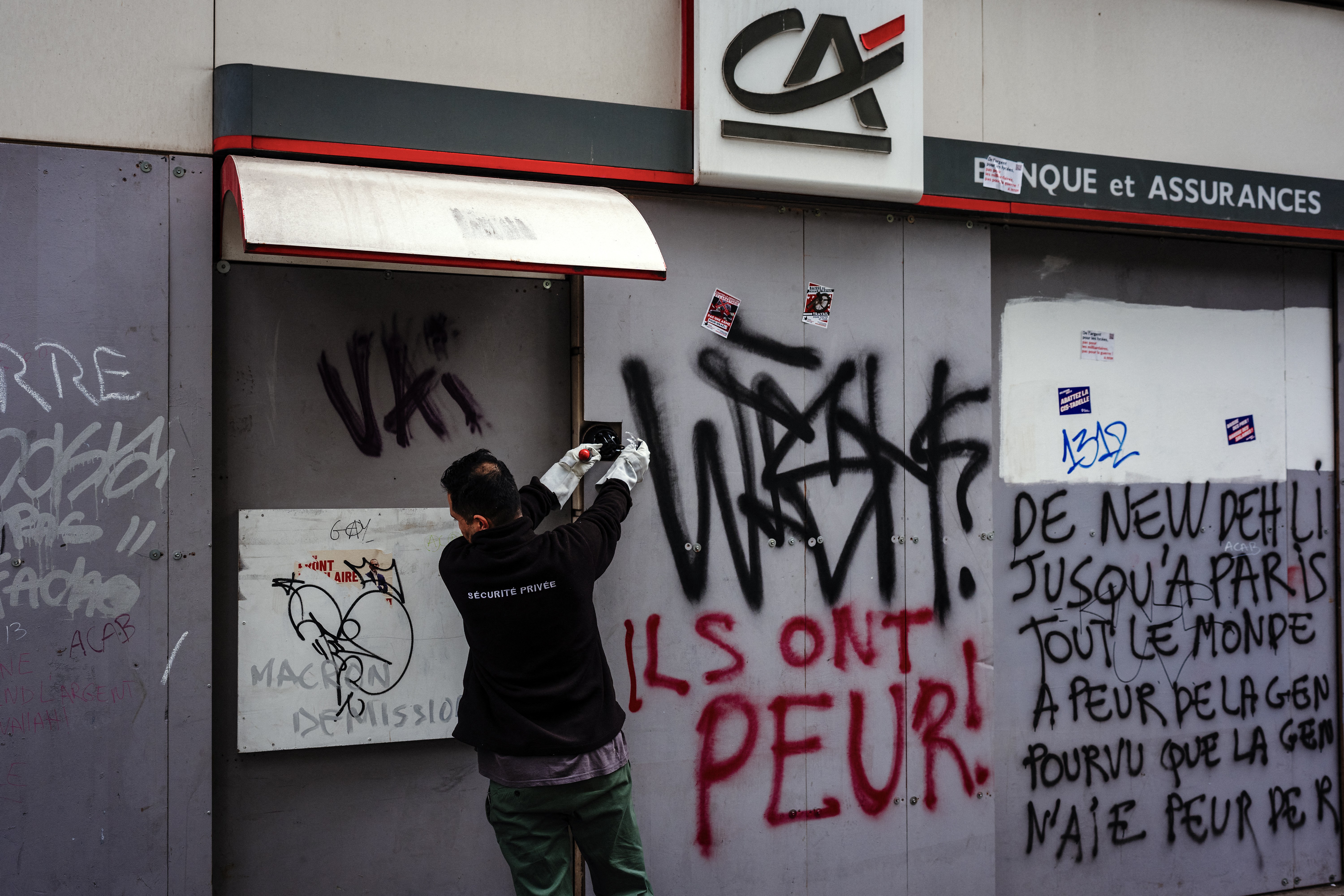 França decreta toque de recolher parcial após protestos terminarem em violência