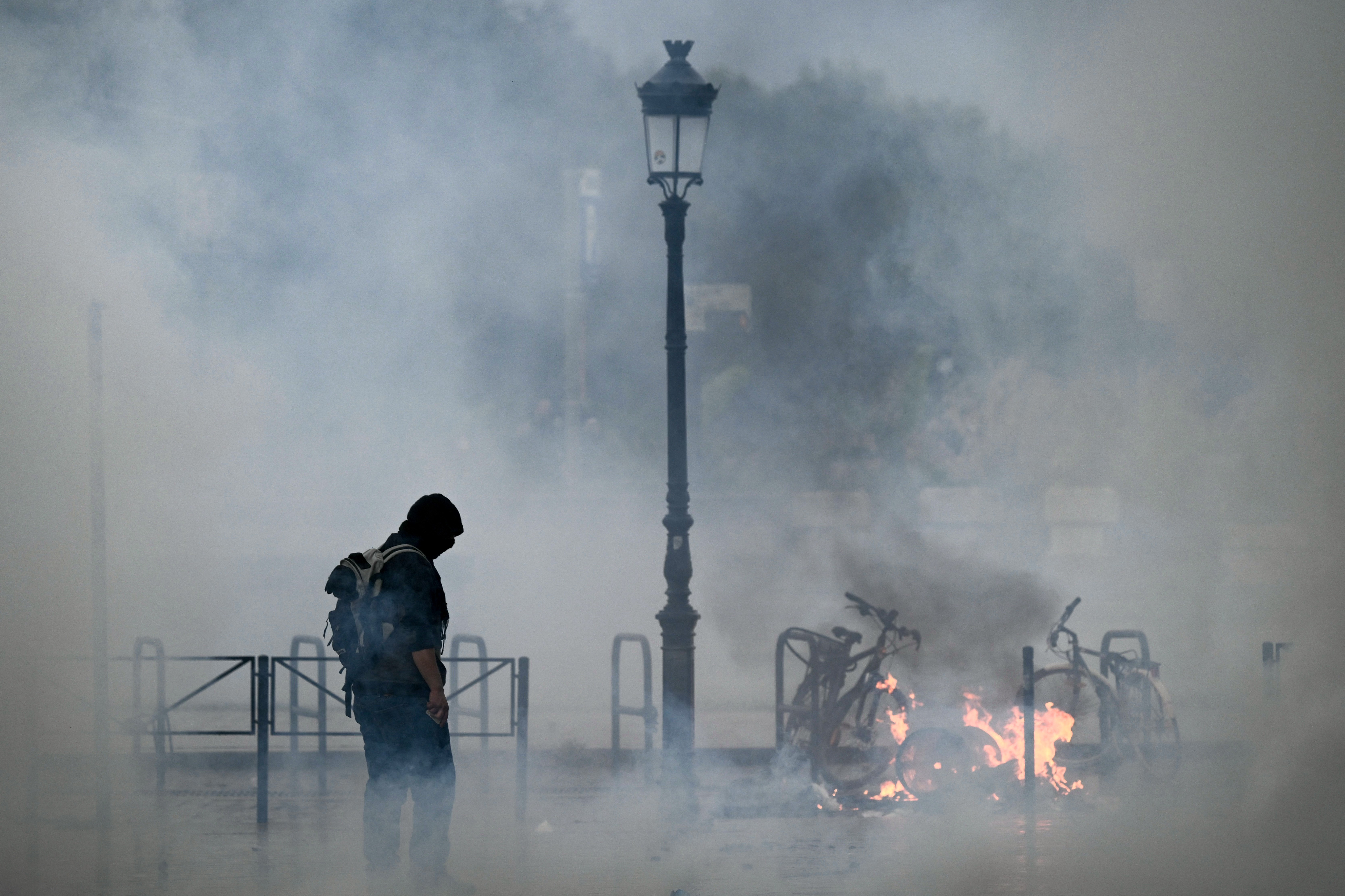 Protestos por custo de vida fecham museus em Paris e mobilizam até 70 mil policiais na França