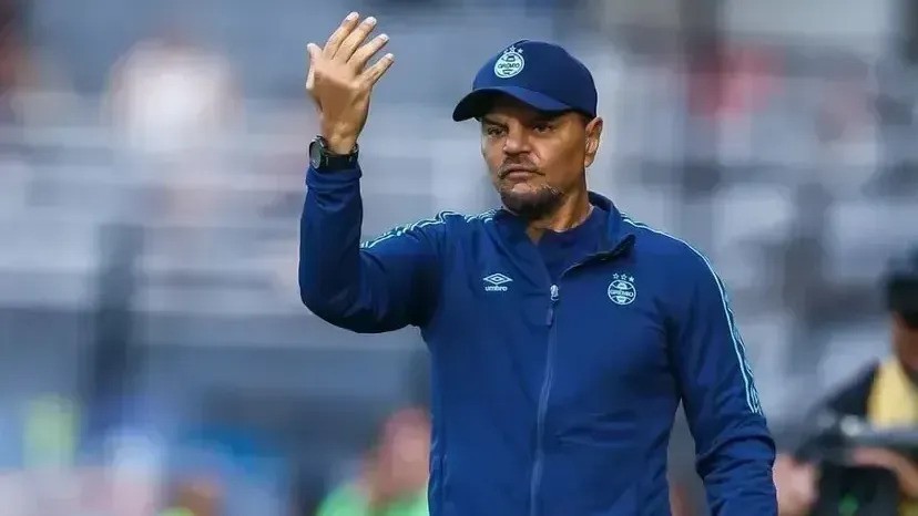 Auxiliar técnico do Grêmio é preso em desembarque do time em Porto Alegre