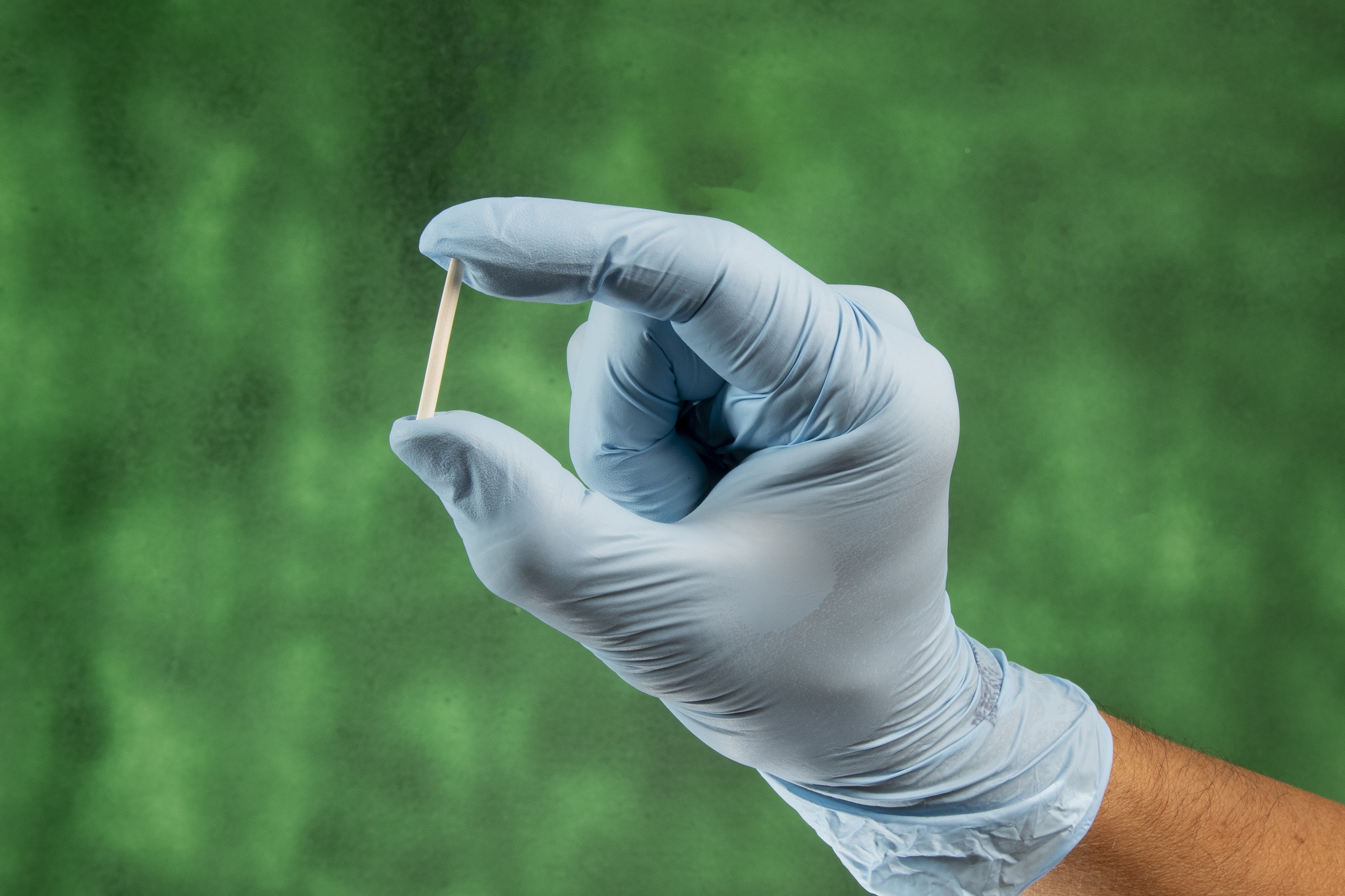 Anvisa proíbe implantes hormonais estéreis de empresa que vendia itens sem prescrição médica