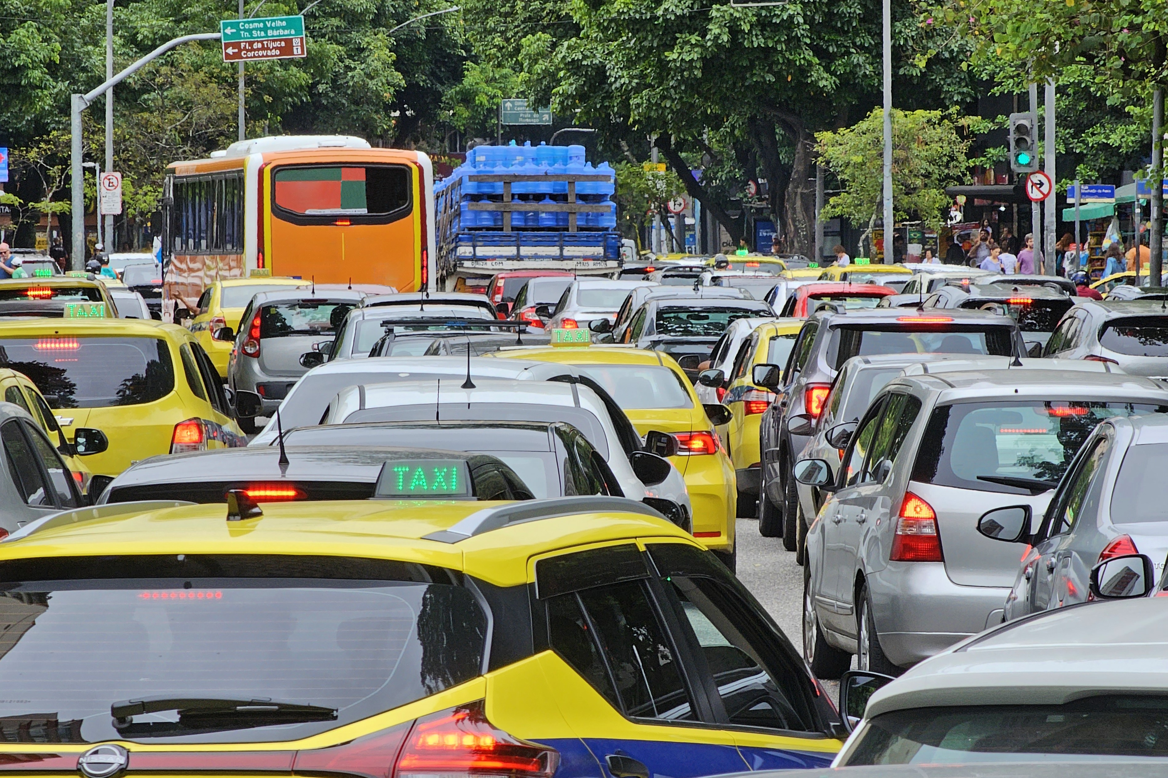 Como funcionava o esquema de fraude em taxímetros que fazia passageiros pagarem mais no Galeão
