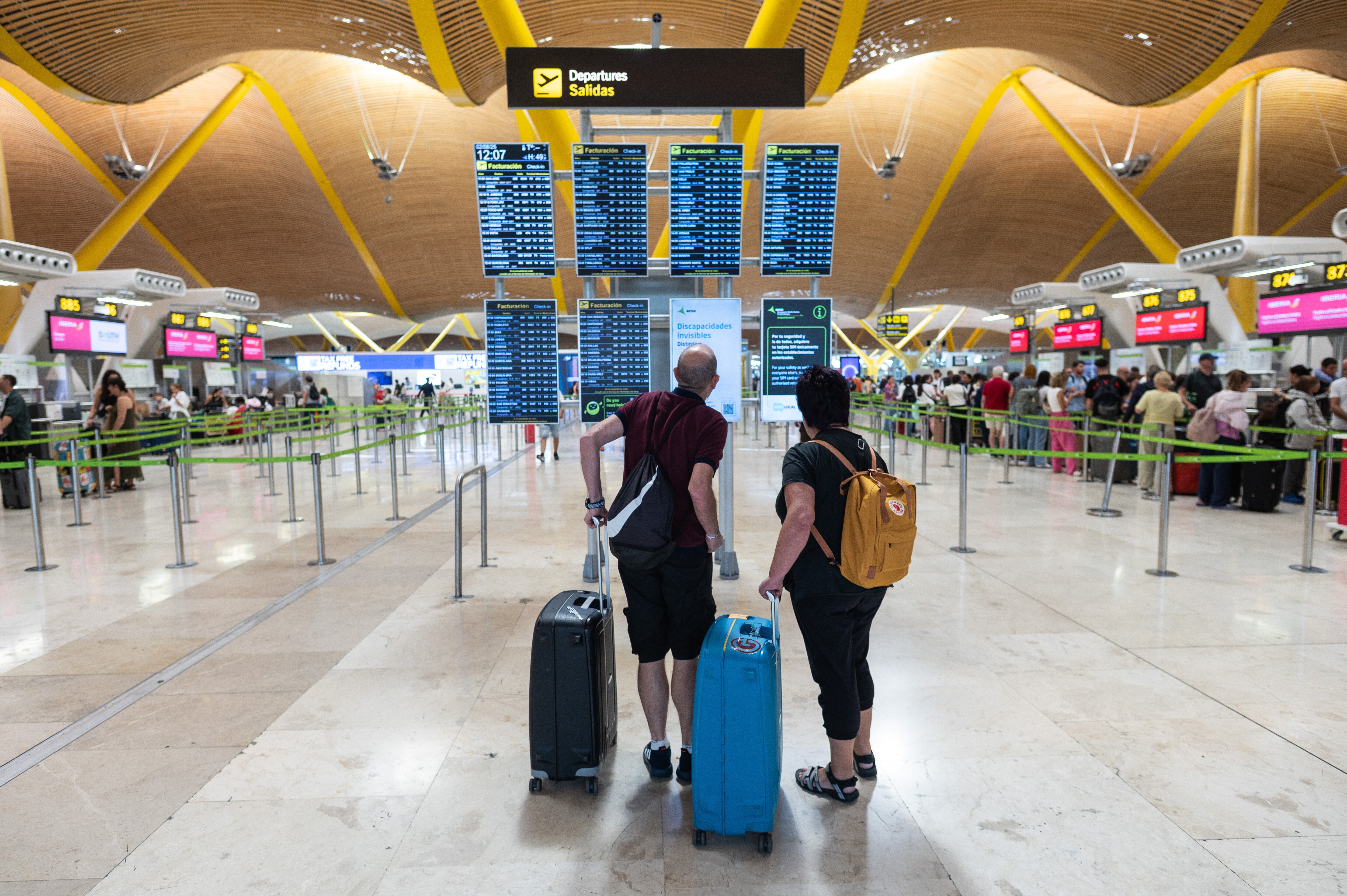 Os brasileiros preferem viajar ou comprar? Pesquisa da Booking responde
