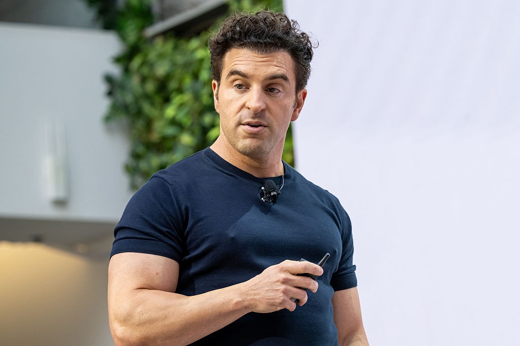Futuro do trabalho e da IA exige gestores híbridos e foco na conexão humana, diz CEO do Airbnb