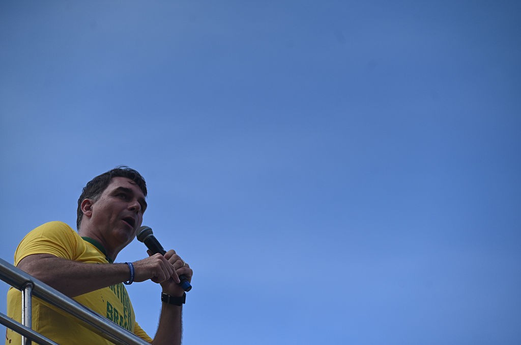 A promessa de Flávio Bolsonaro para o aumento do salário mínimo