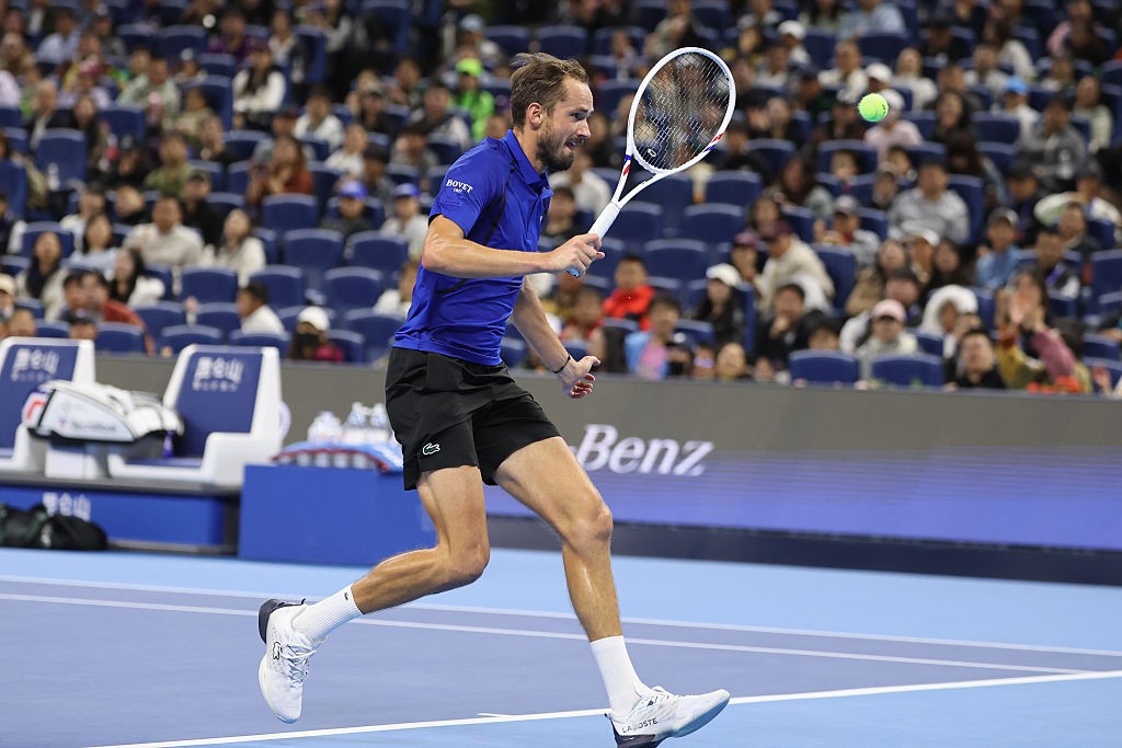 Tênis: após gesto contra plateia, Medvedev é desclassificado em jogo contra Djokovic; veja