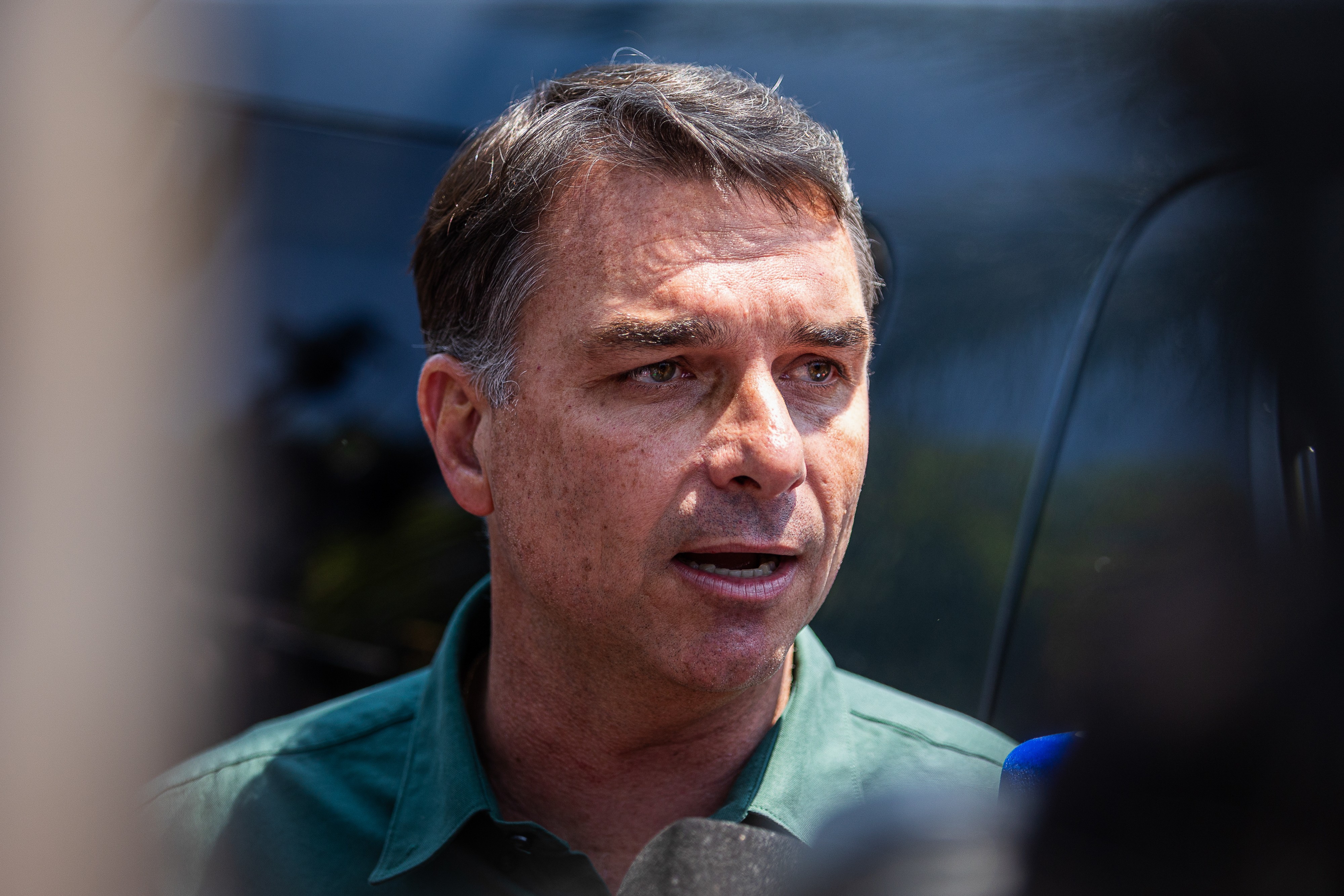 Flávio volta atrás e afirma que vai participar do debate da Band contra Lula