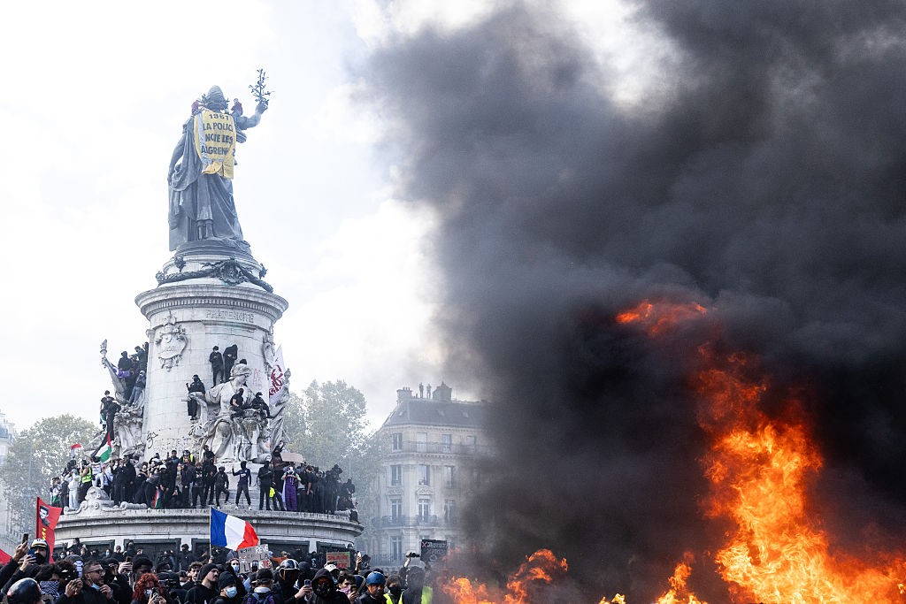Macron bane protestos ‘ilegítimos’ e diz que extrema esquerda quer ‘derrubar a república’