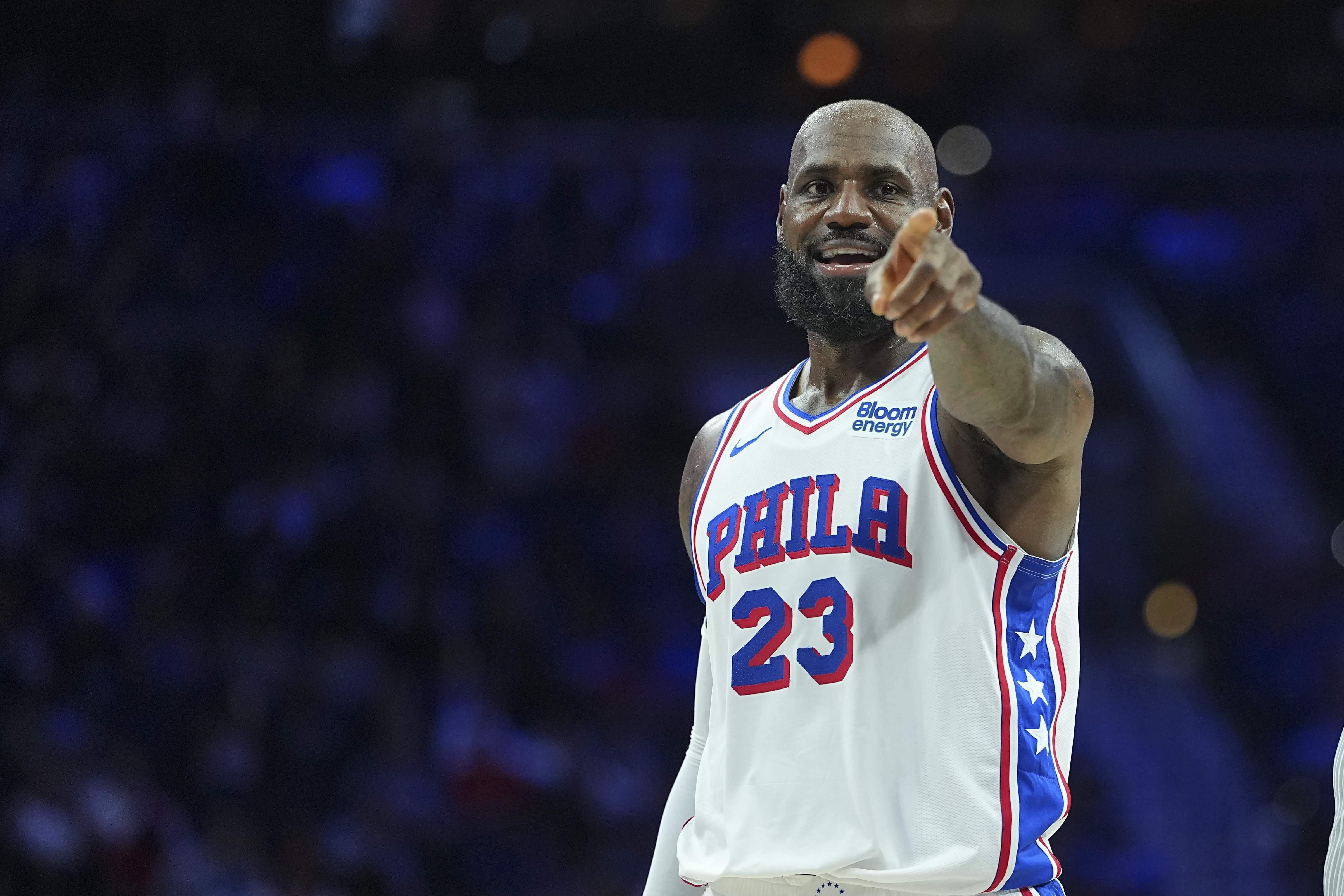 LeBron James rebate Trump e estreia com vaias e maior virada da carreira